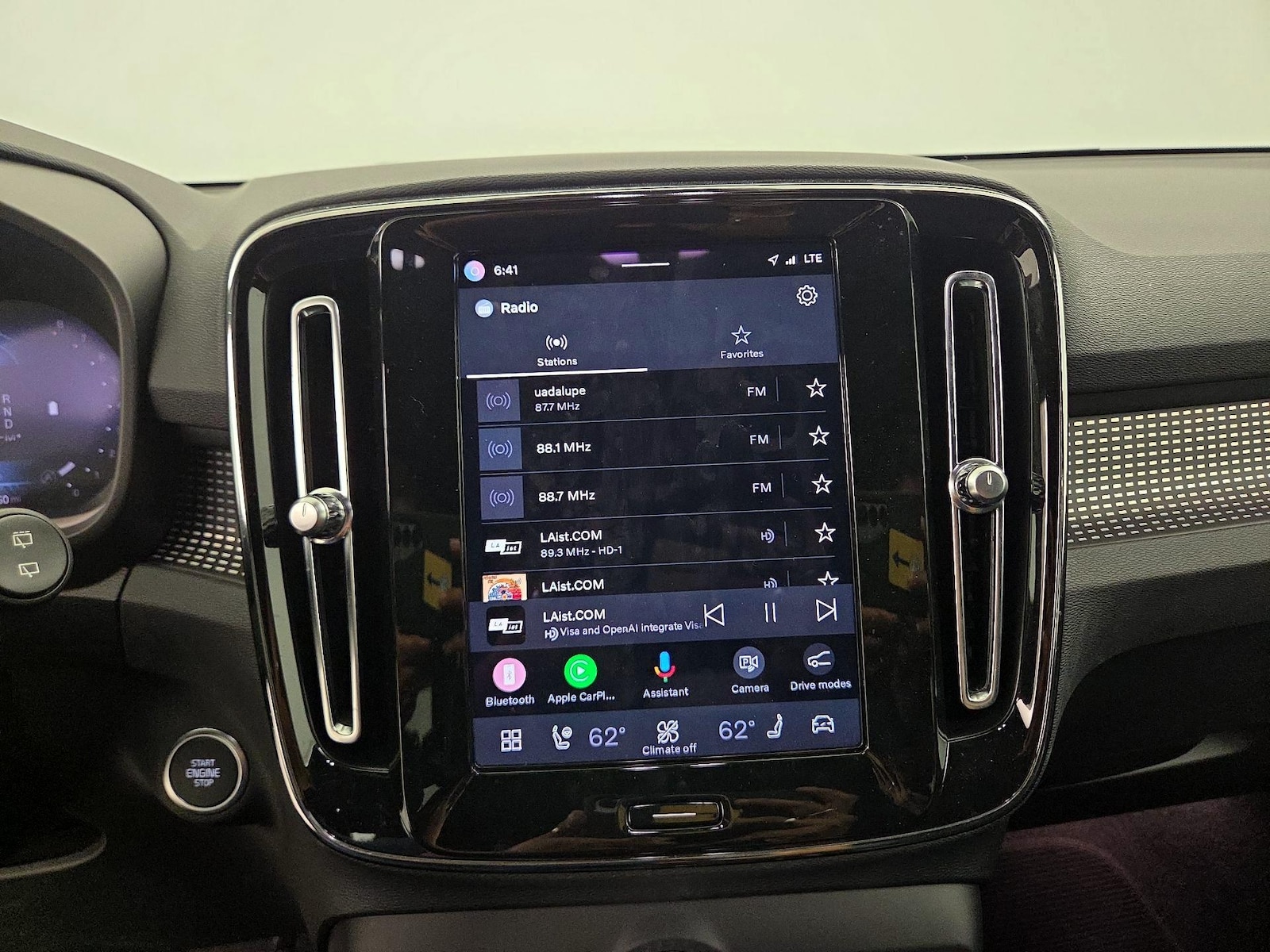 2023 Volvo XC40 Plus - Photo 17