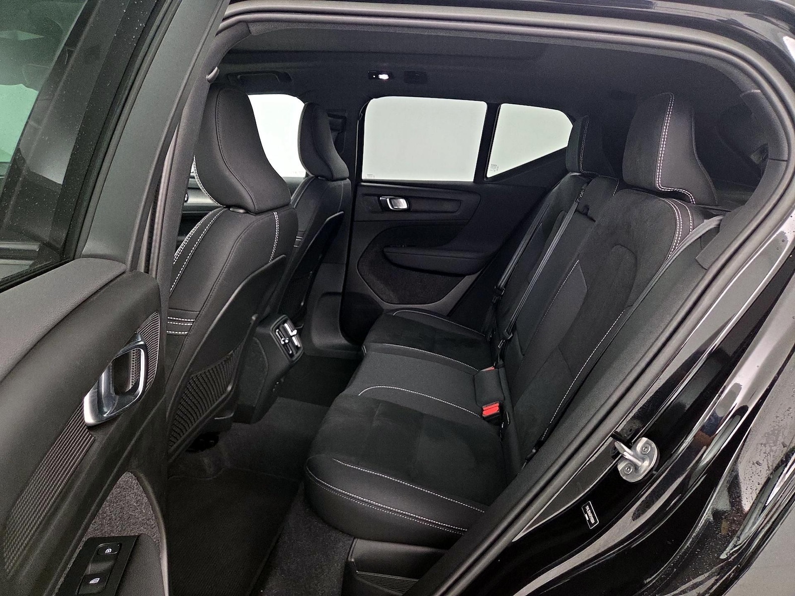 2023 Volvo XC40 Plus - Photo 22
