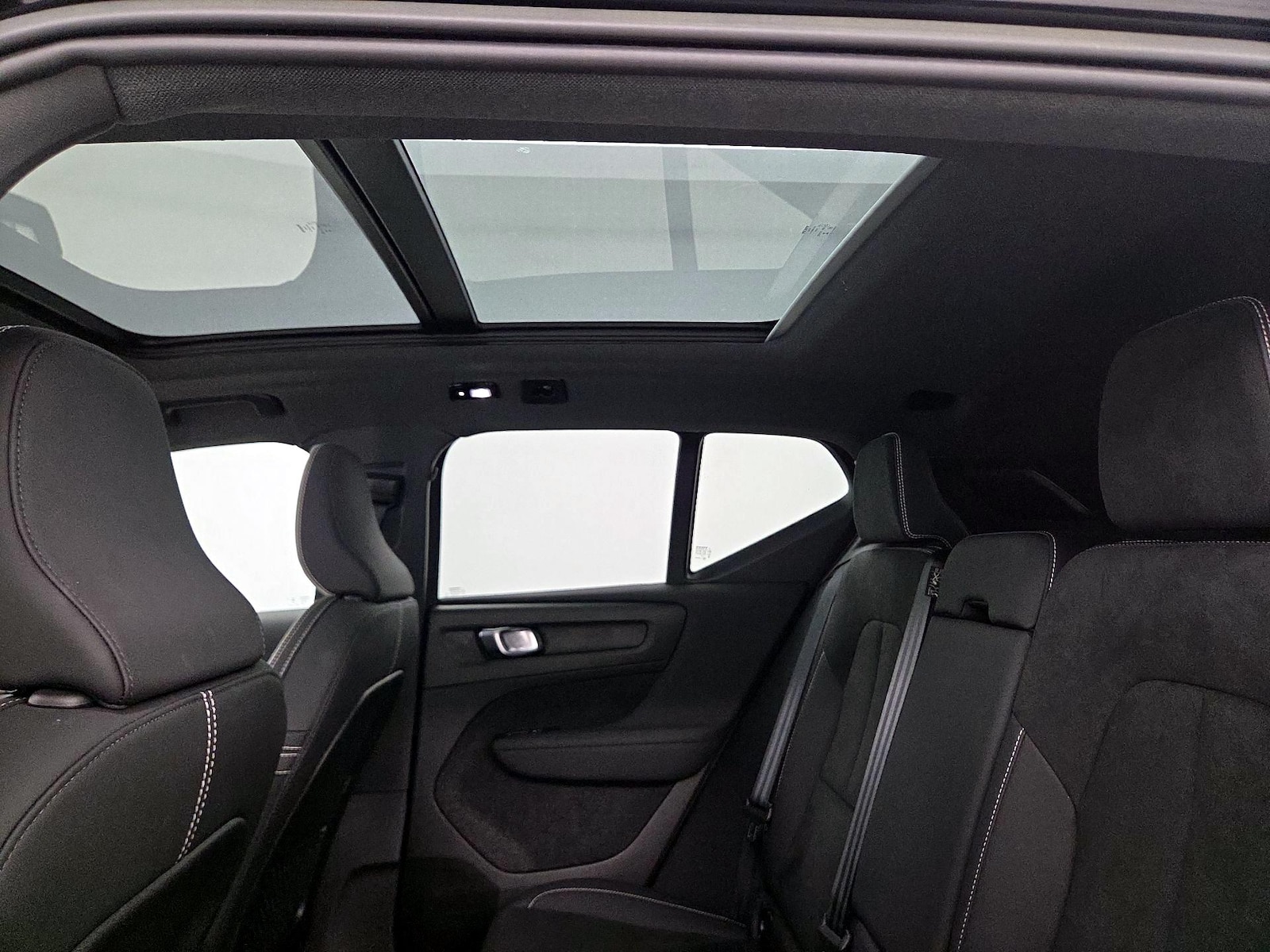 2023 Volvo XC40 Plus - Photo 25