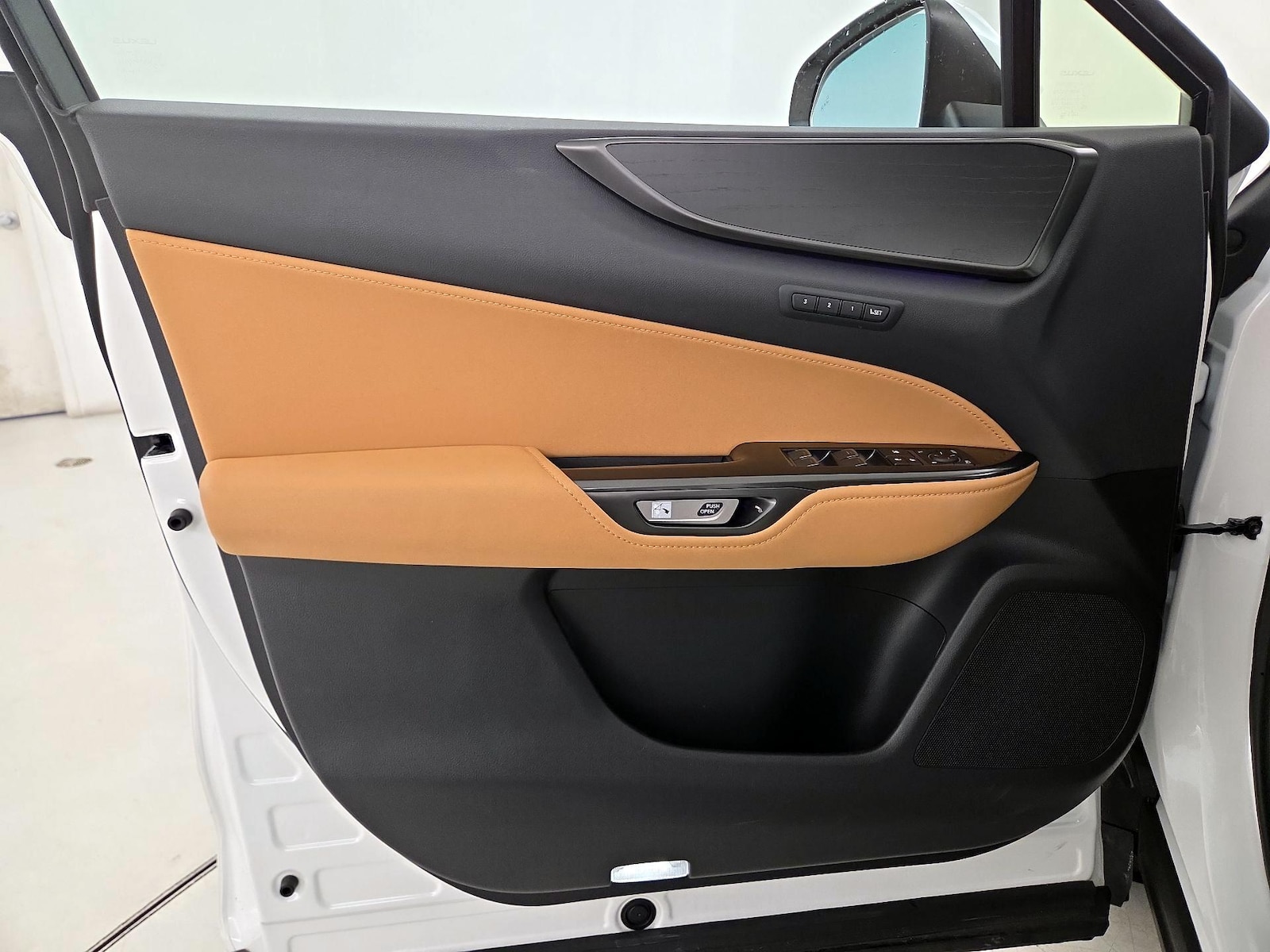 2024 Lexus NX PHEV 450h+ - Photo 13