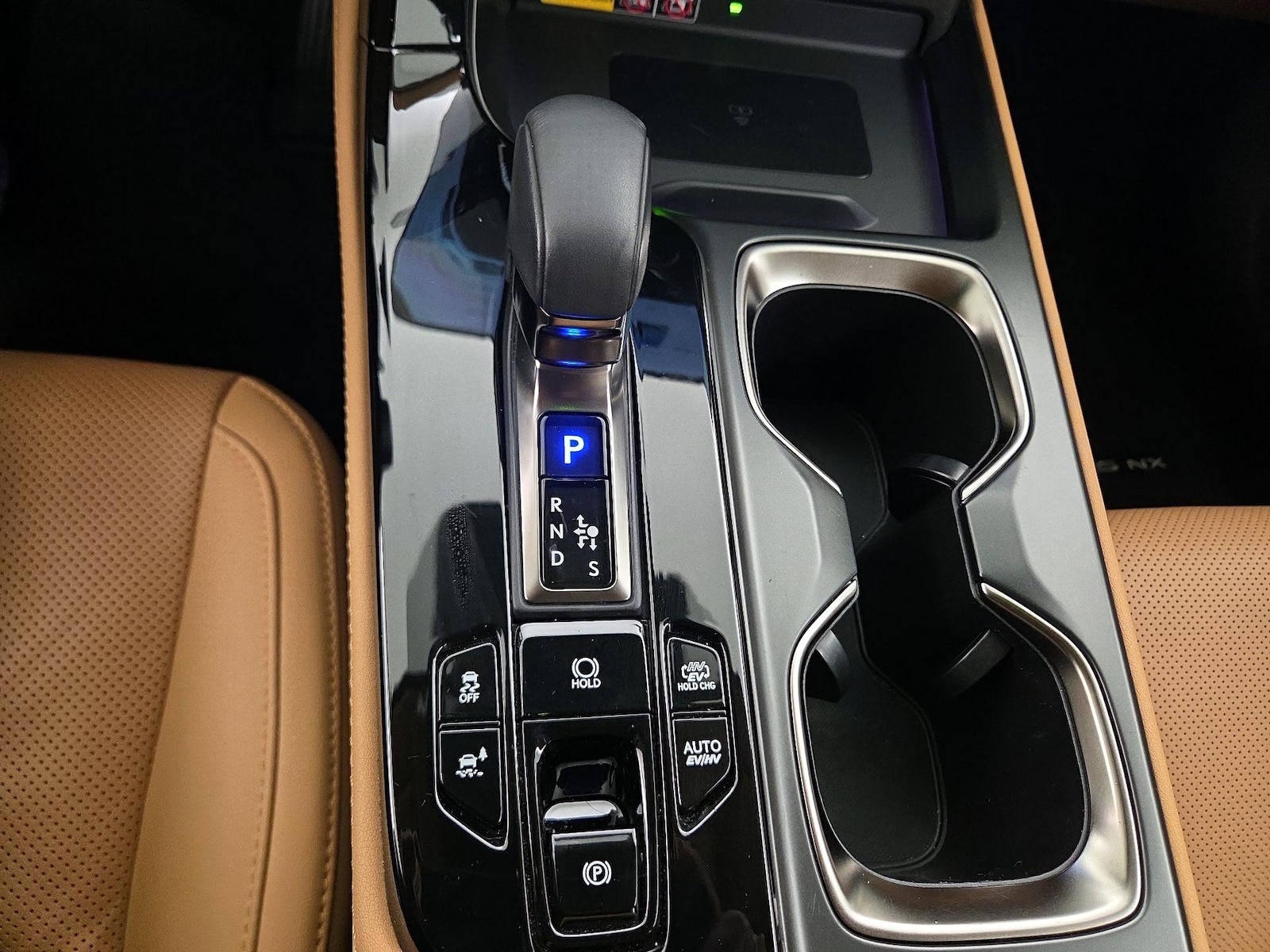 2024 Lexus NX PHEV 450h+ - Photo 19