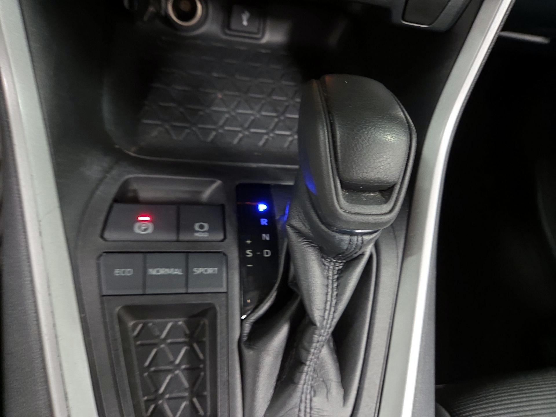Thumbnail: 2021 Toyota RAV4 - 16