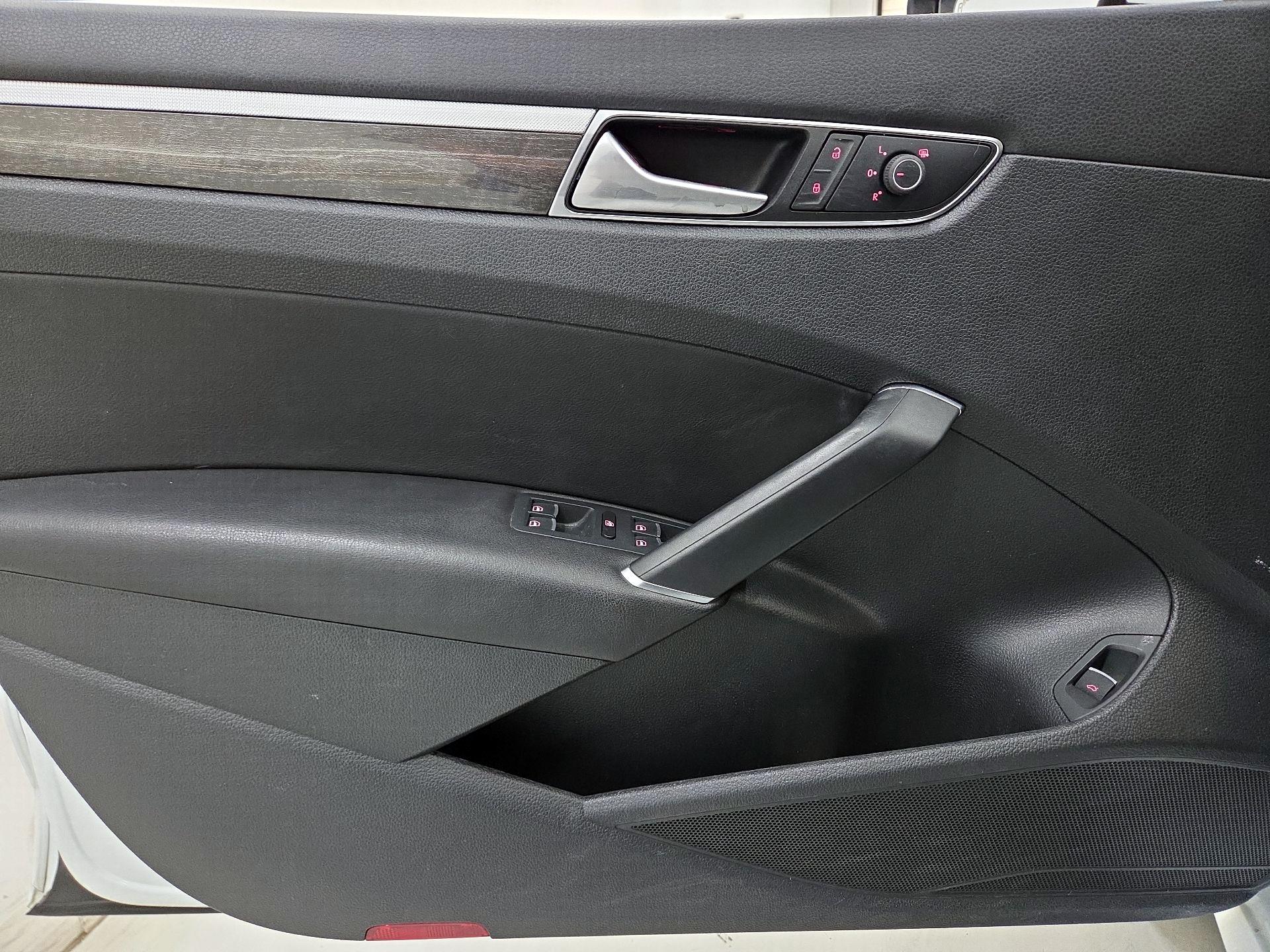 Thumbnail: 2016 Volkswagen Passat - 12