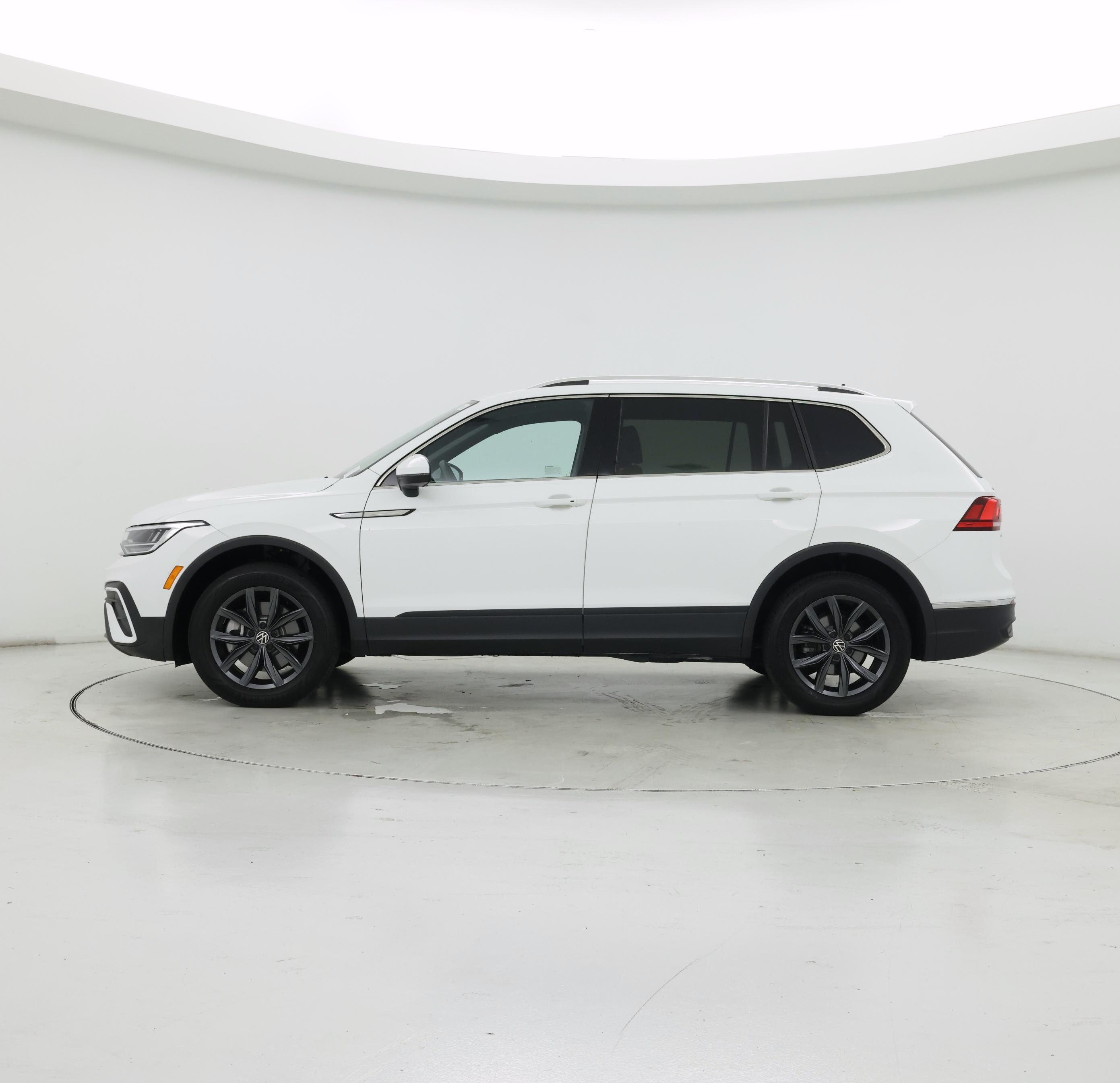 Thumbnail: 2022 Volkswagen Tiguan - 3