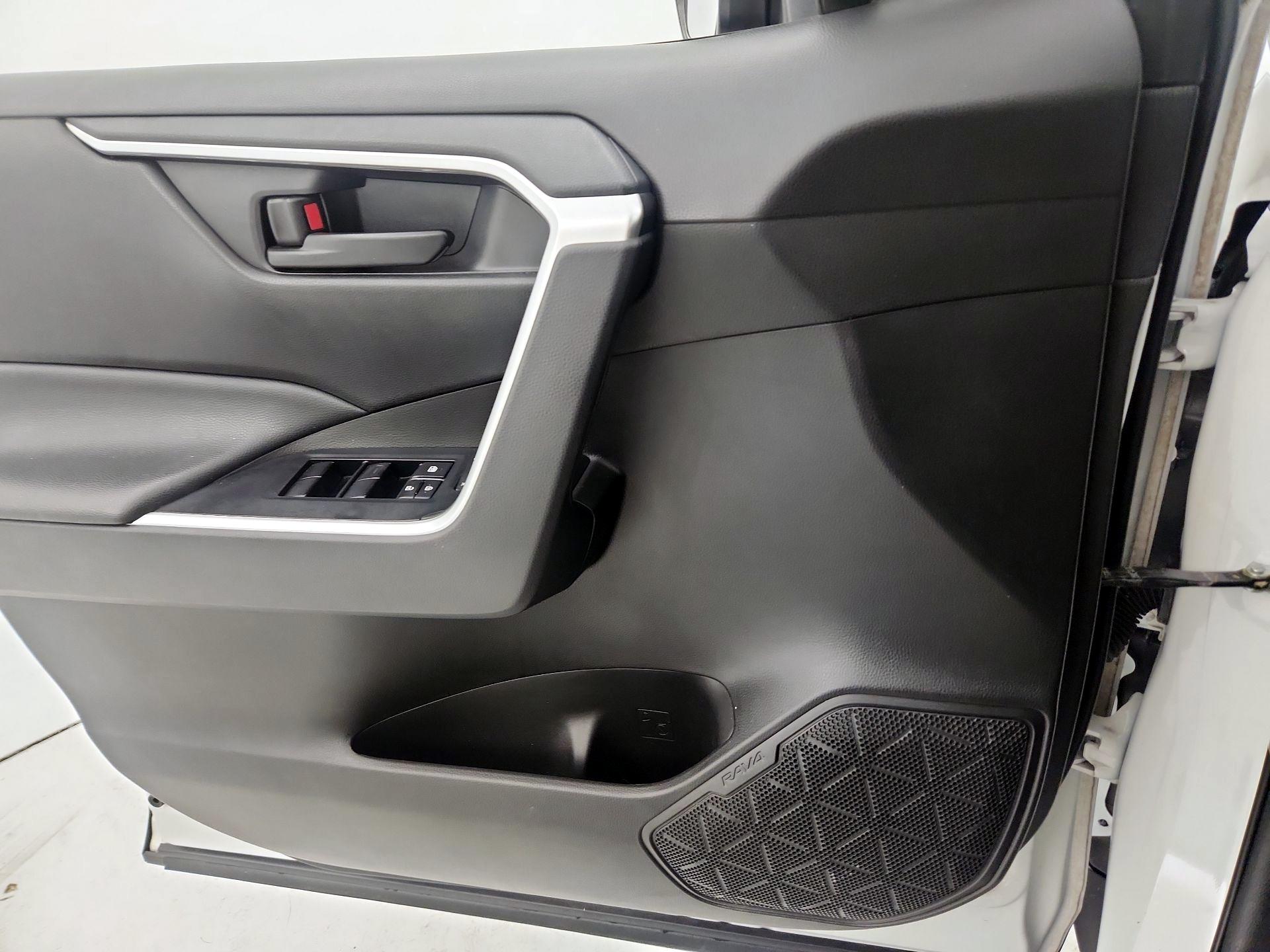 Thumbnail: 2022 Toyota RAV4 - 12