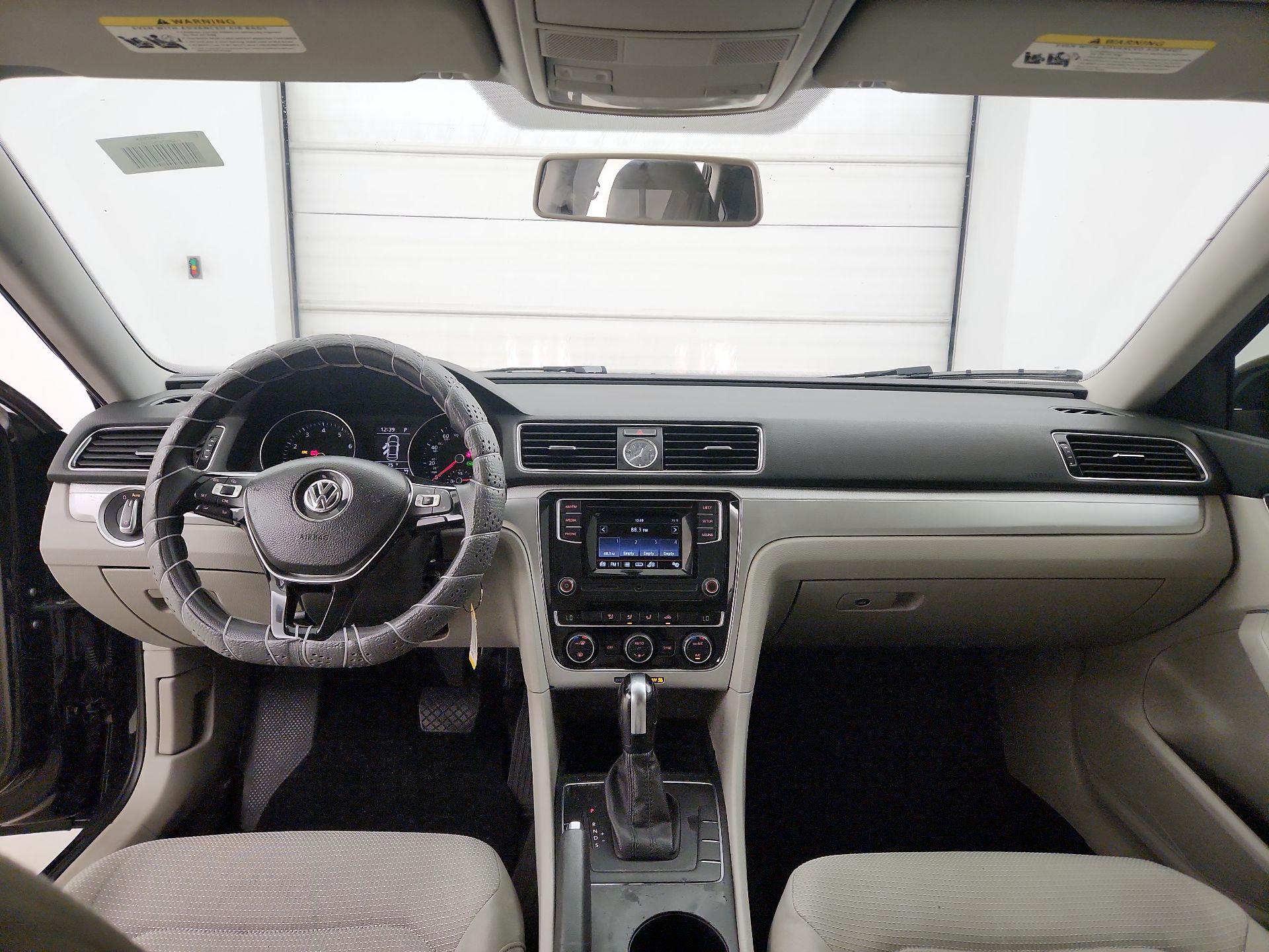 Thumbnail: 2016 Volkswagen Passat - 9