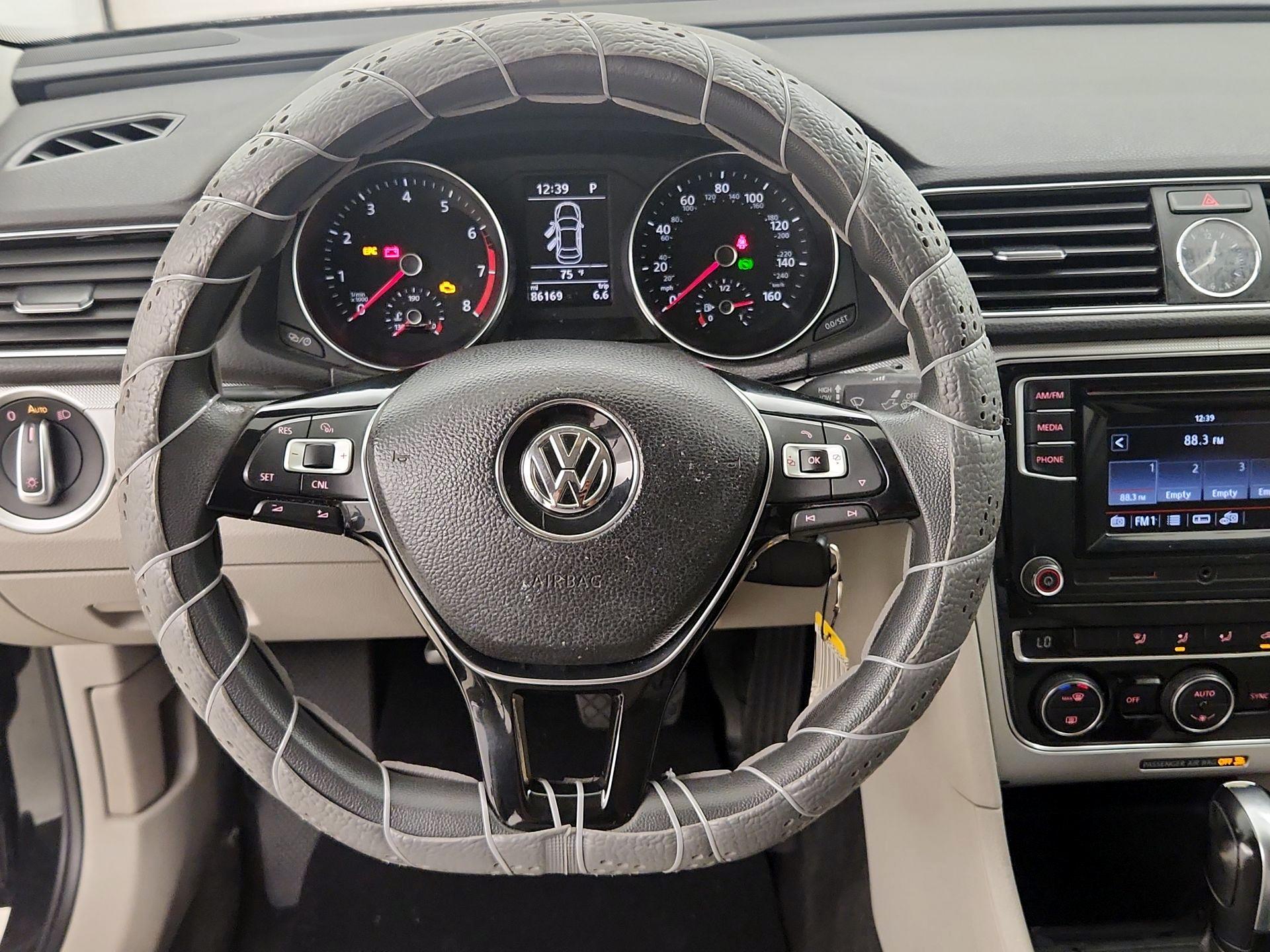 Thumbnail: 2016 Volkswagen Passat - 10
