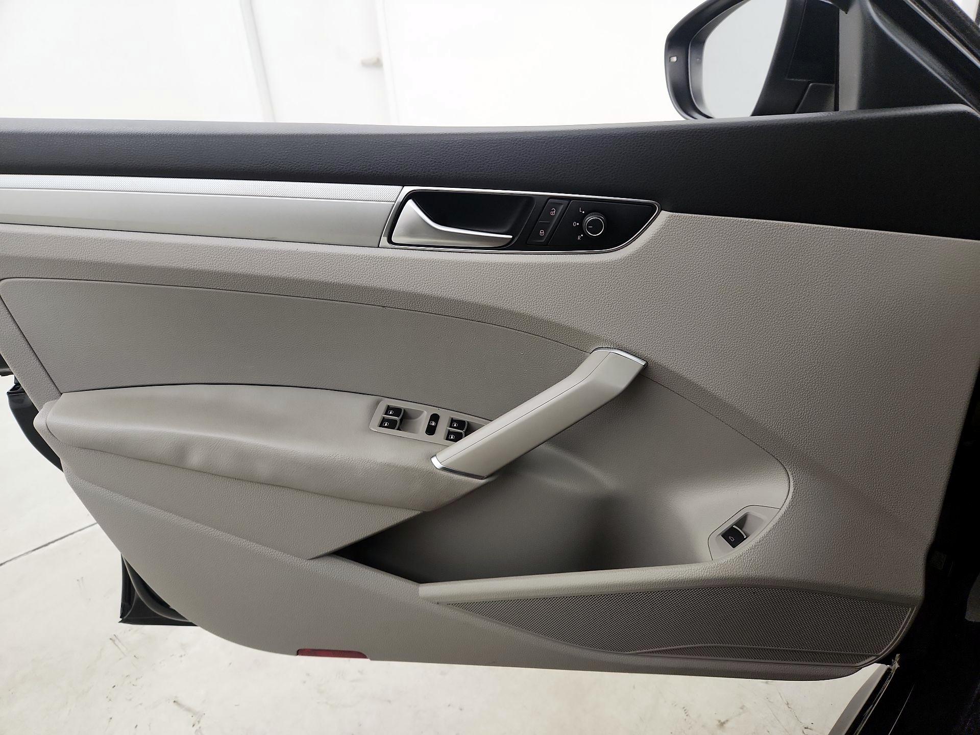 Thumbnail: 2016 Volkswagen Passat - 12