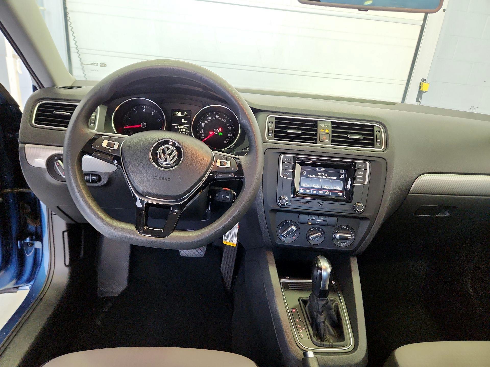 Thumbnail: 2017 Volkswagen Jetta - 9