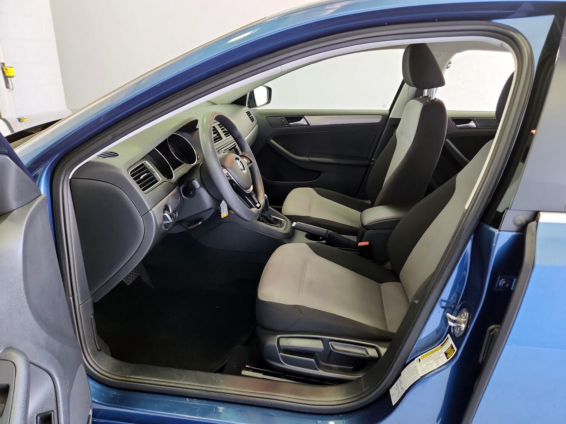 Thumbnail: 2017 Volkswagen Jetta - 11