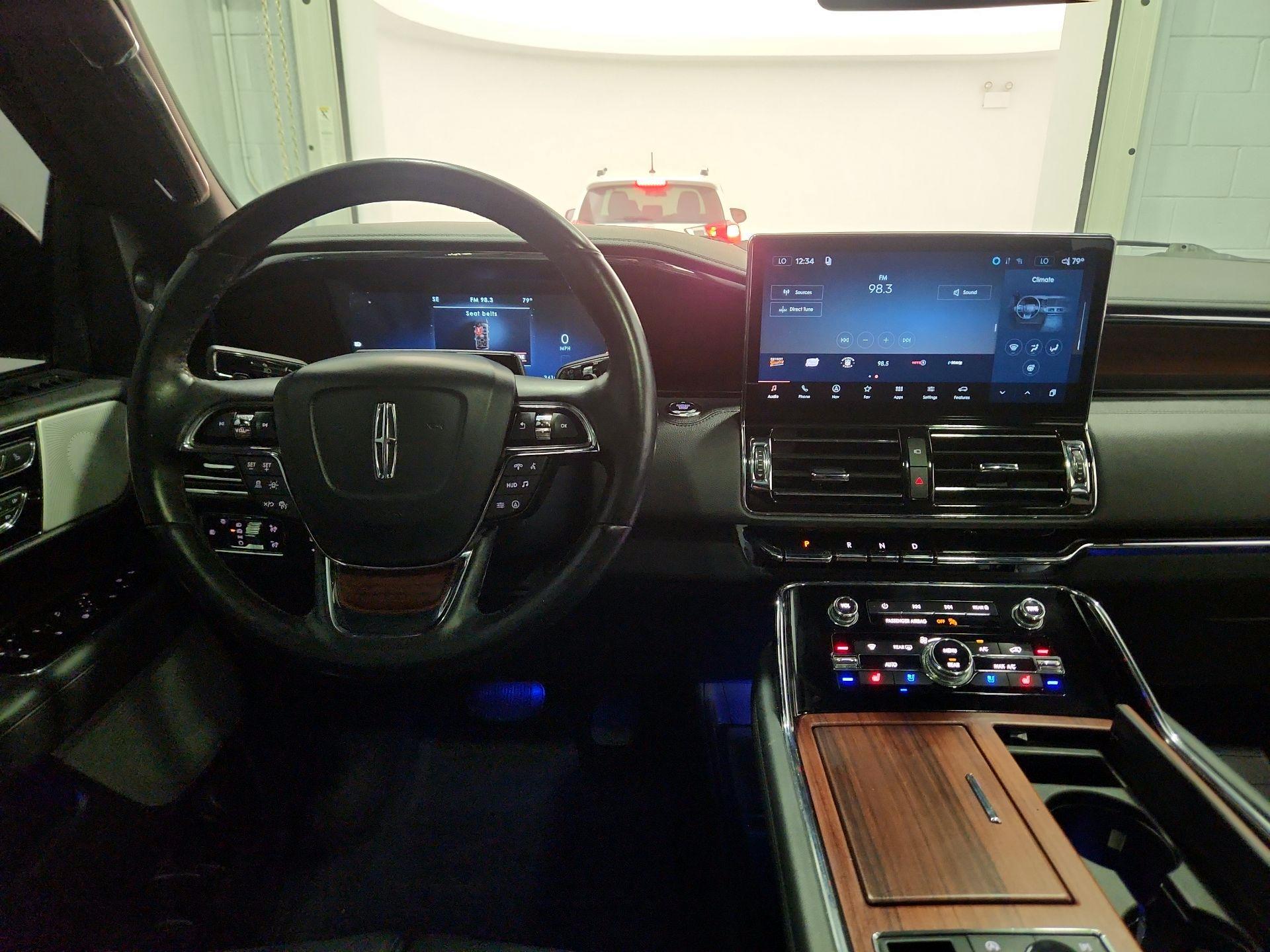 Thumbnail: 2022 Lincoln Navigator L - 9