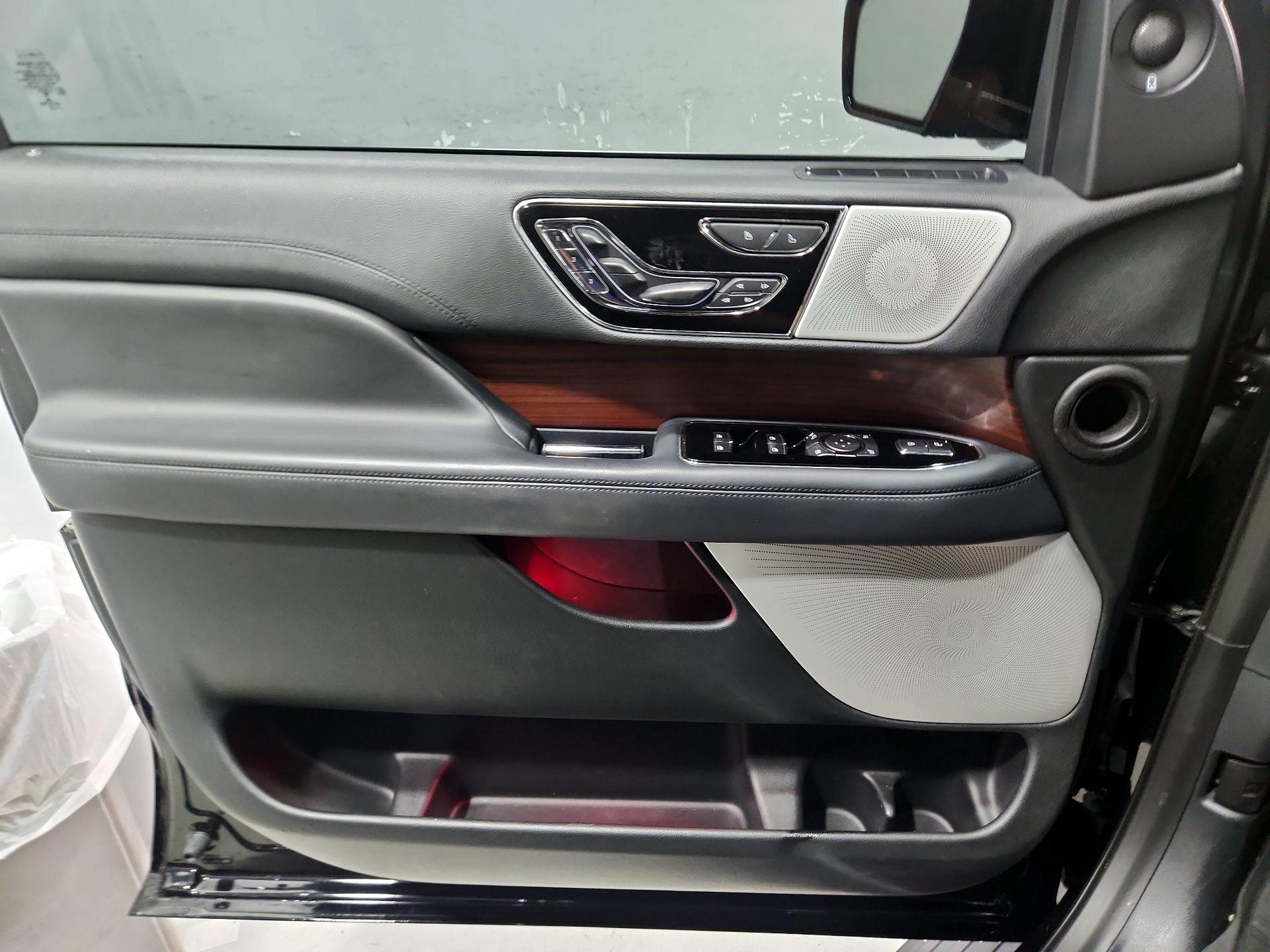 Thumbnail: 2022 Lincoln Navigator L - 12