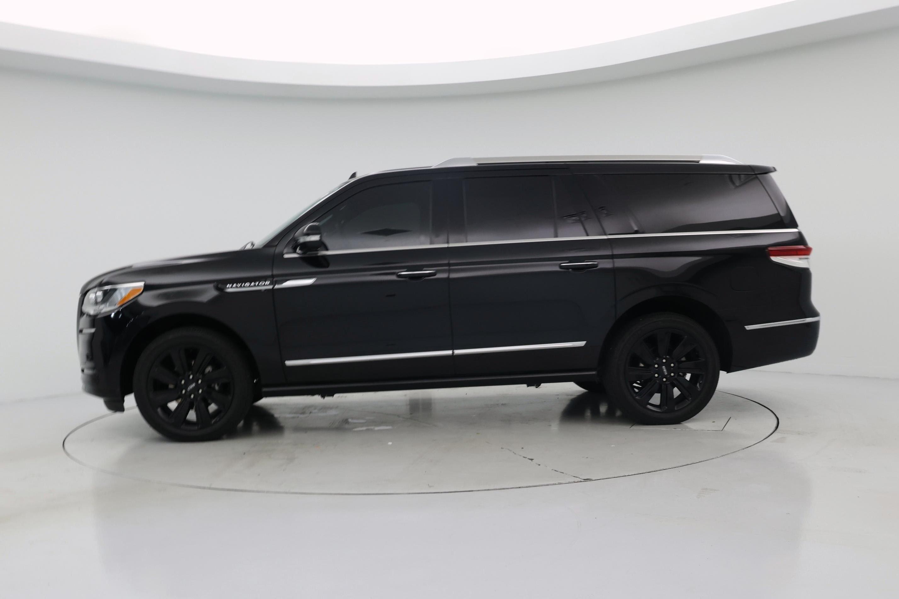 Thumbnail: 2022 Lincoln Navigator L - 3