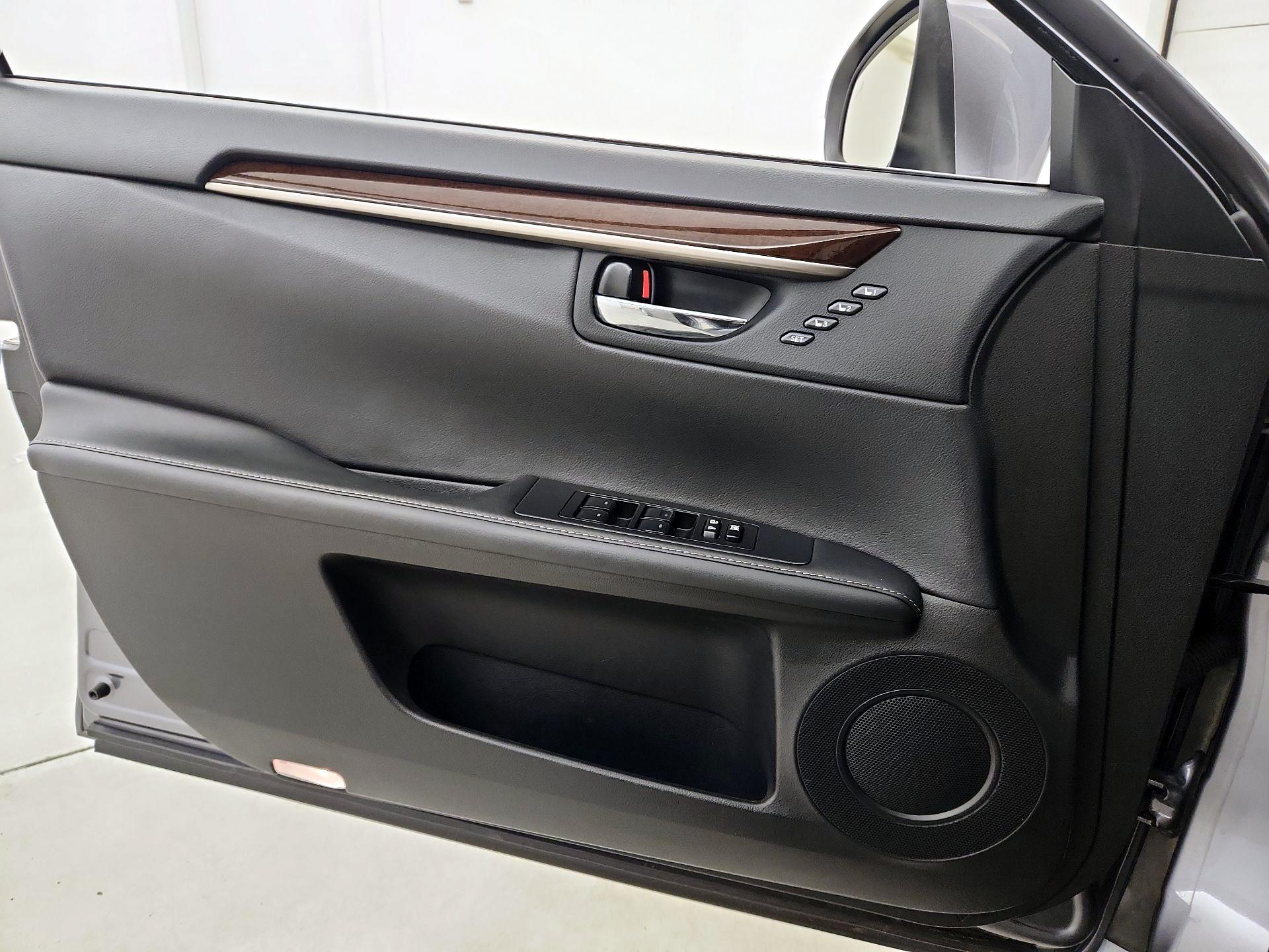 Thumbnail: 2015 Lexus ES - 12