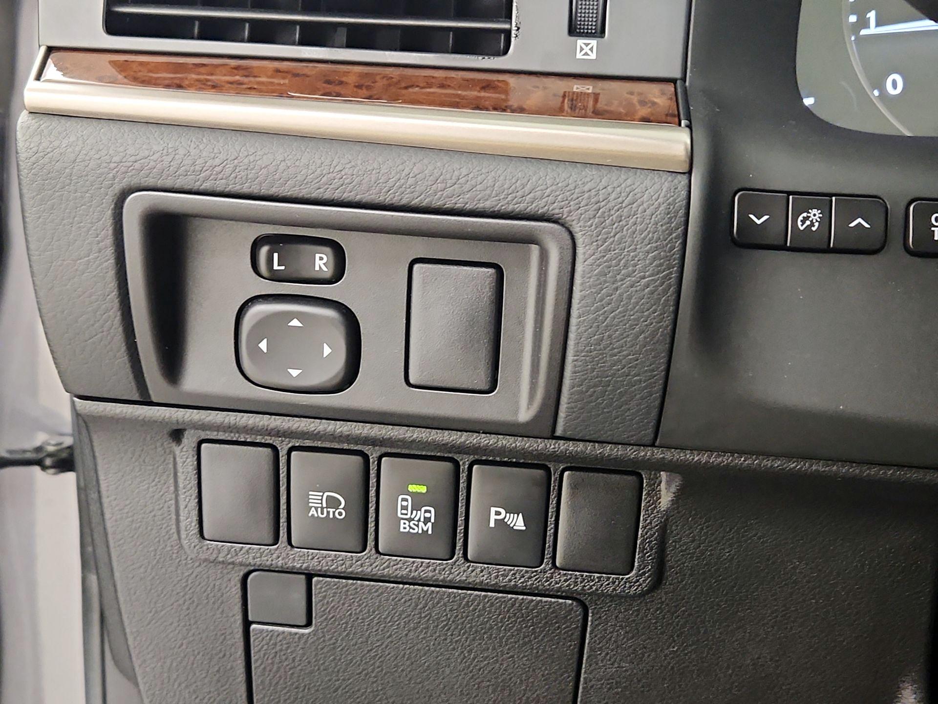 Thumbnail: 2015 Lexus ES - 13