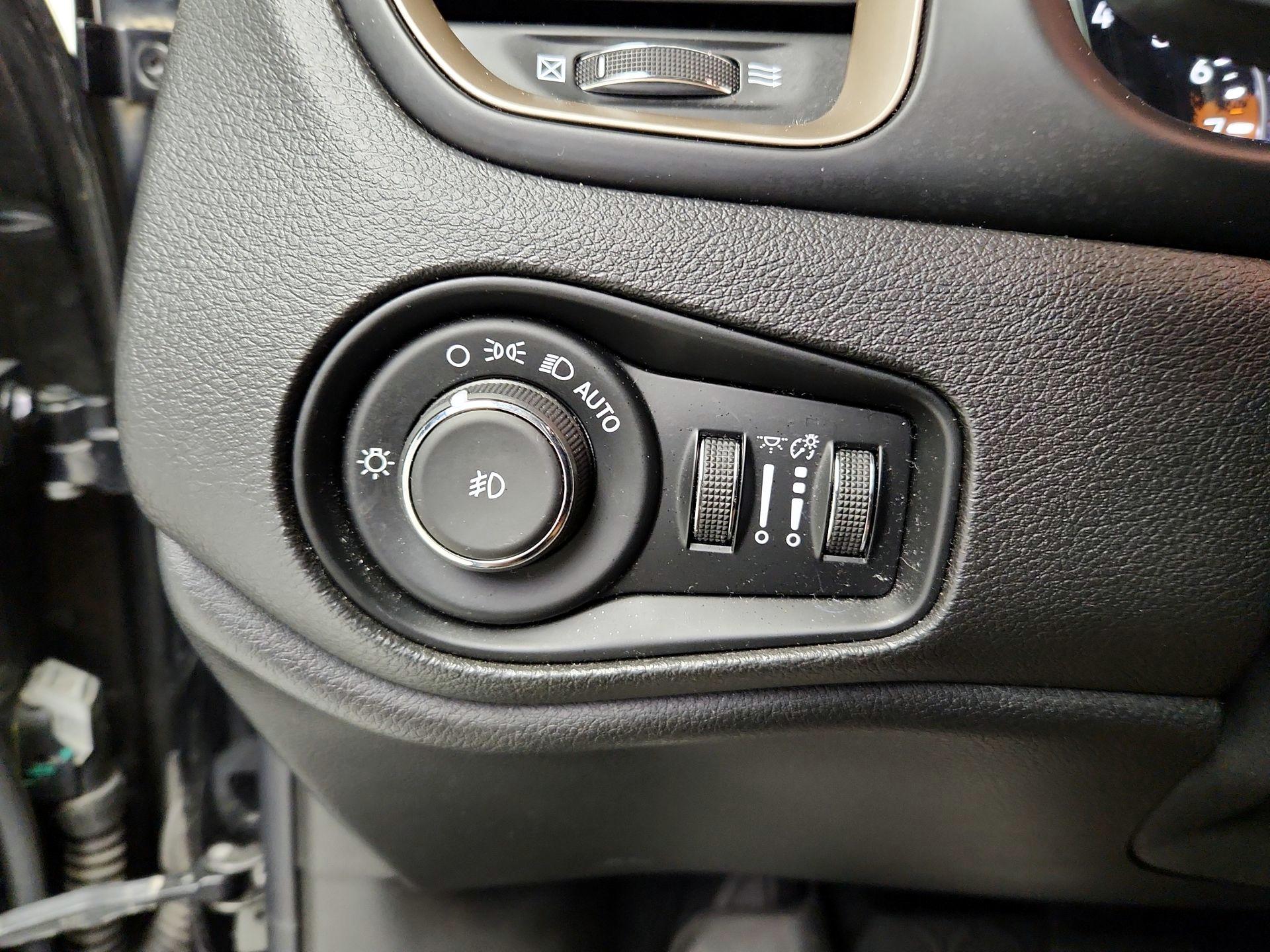 Thumbnail: 2016 Jeep Renegade - 13