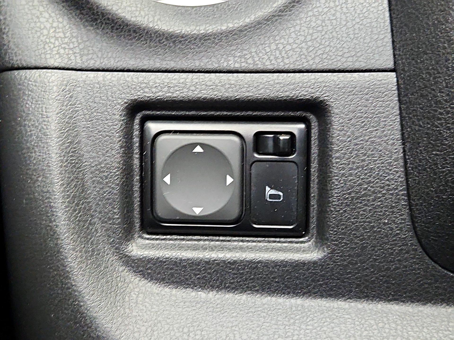 Thumbnail: 2015 Nissan Versa Note - 13