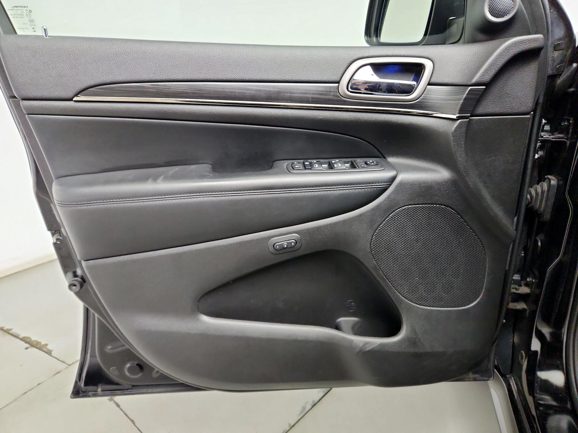 Thumbnail: 2019 Jeep Grand Cherokee - 12