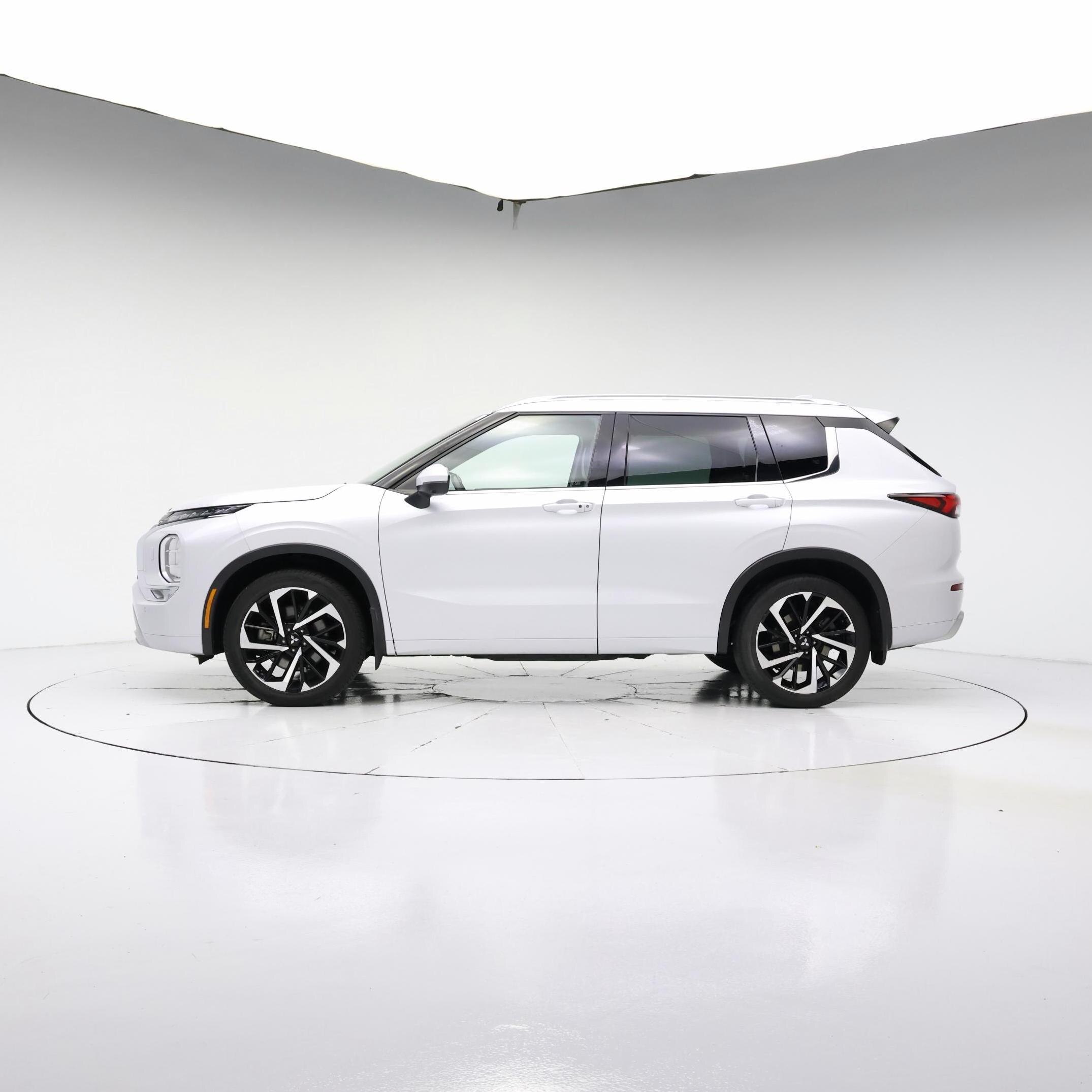 Thumbnail: 2022 Mitsubishi Outlander - 3