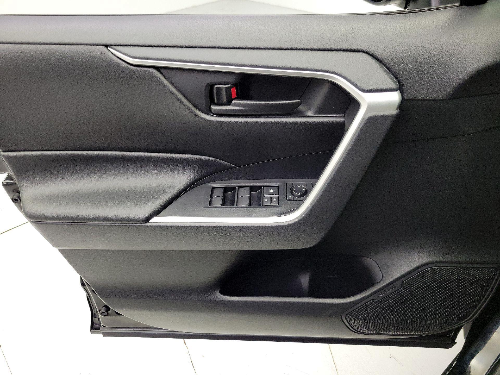 Thumbnail: 2022 Toyota RAV4 - 12