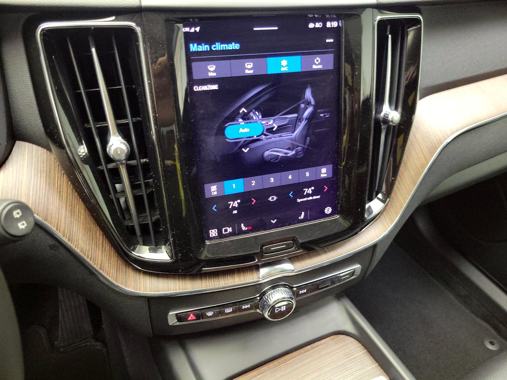 Thumbnail: 2022 Volvo XC60 - 17