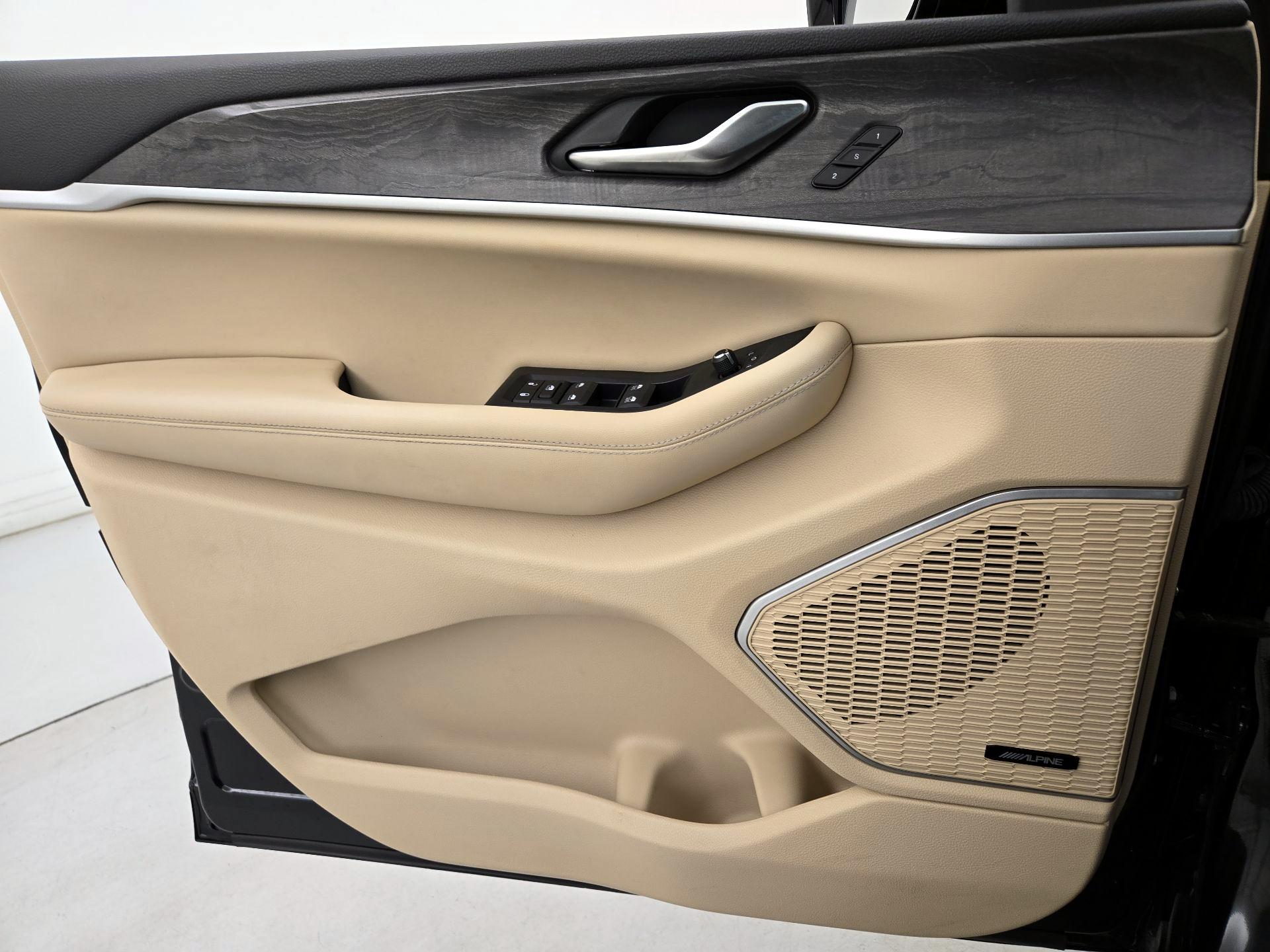 Thumbnail: 2023 Jeep Grand Cherokee - 12