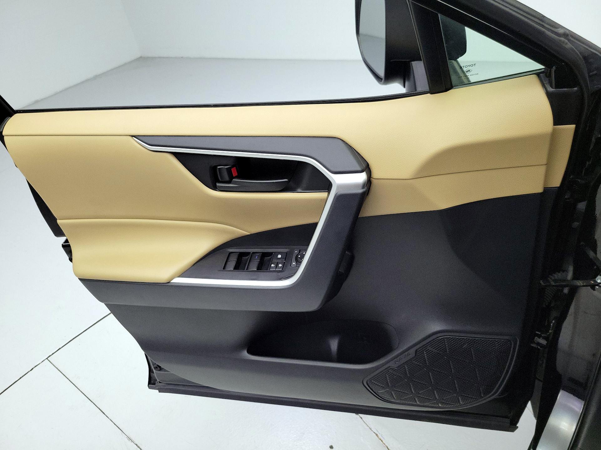 Thumbnail: 2022 Toyota RAV4 - 12