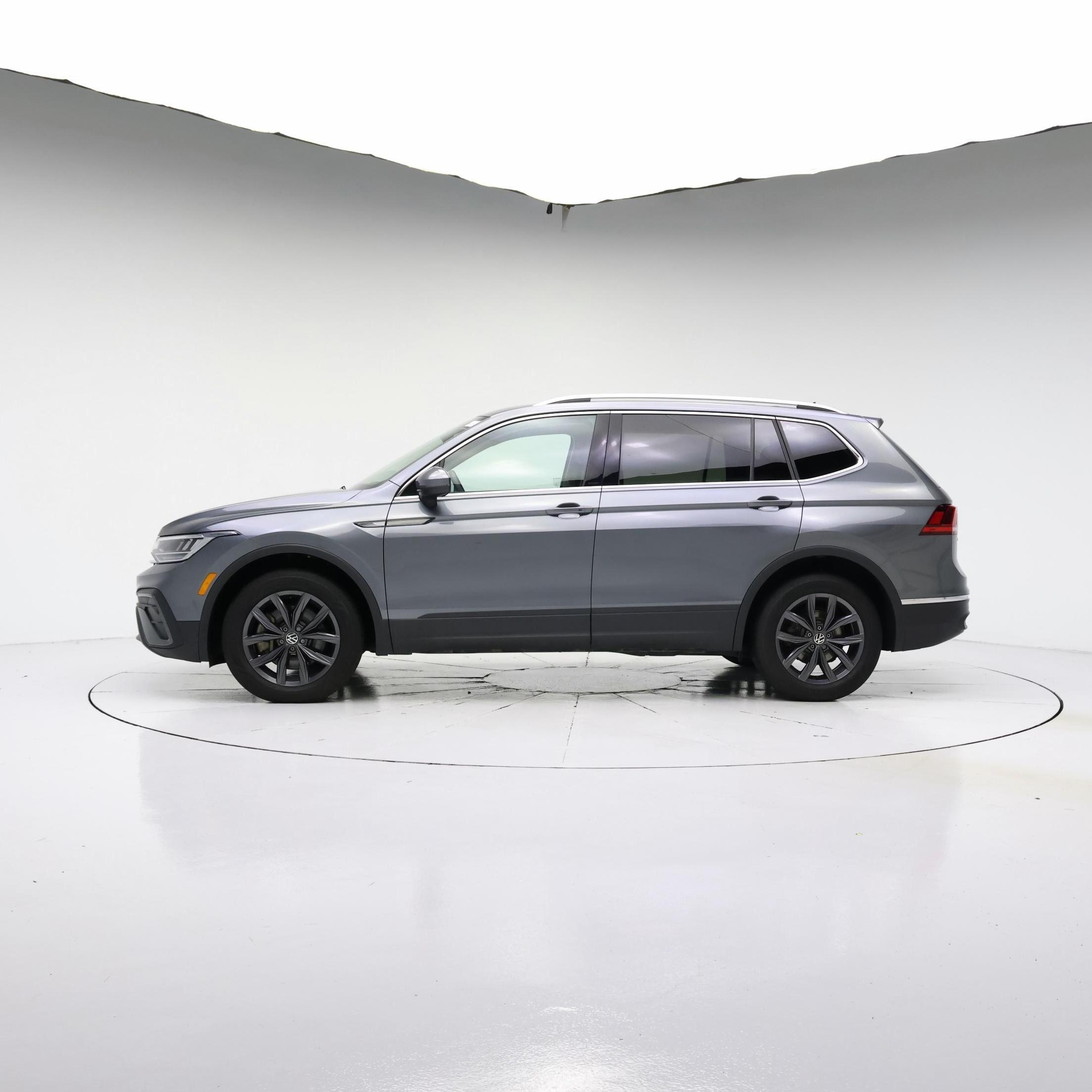 Thumbnail: 2023 Volkswagen Tiguan - 3