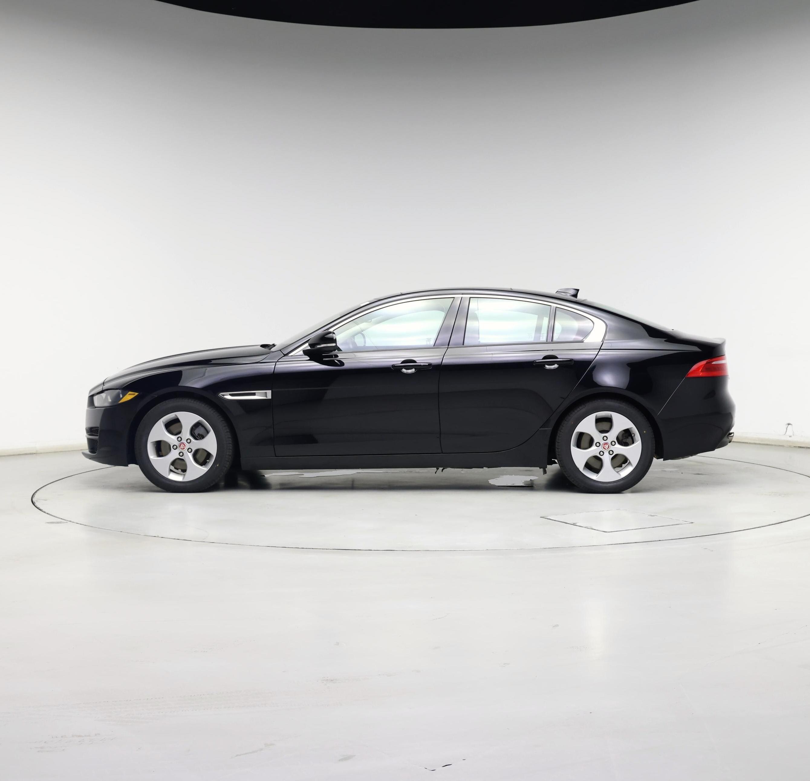 Thumbnail: 2017 Jaguar XE - 3