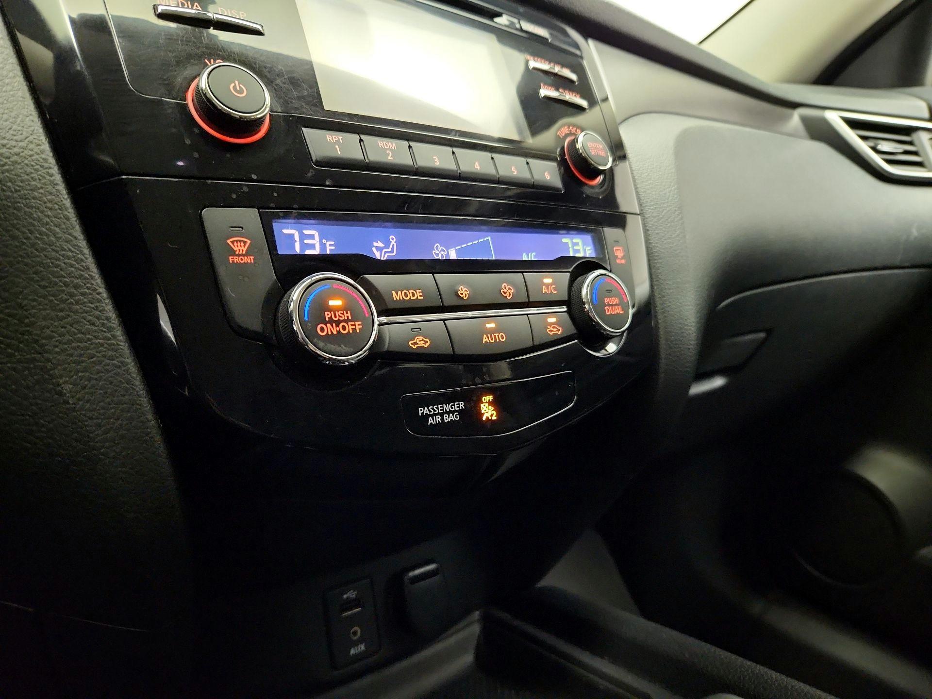 Thumbnail: 2015 Nissan Rogue - 16