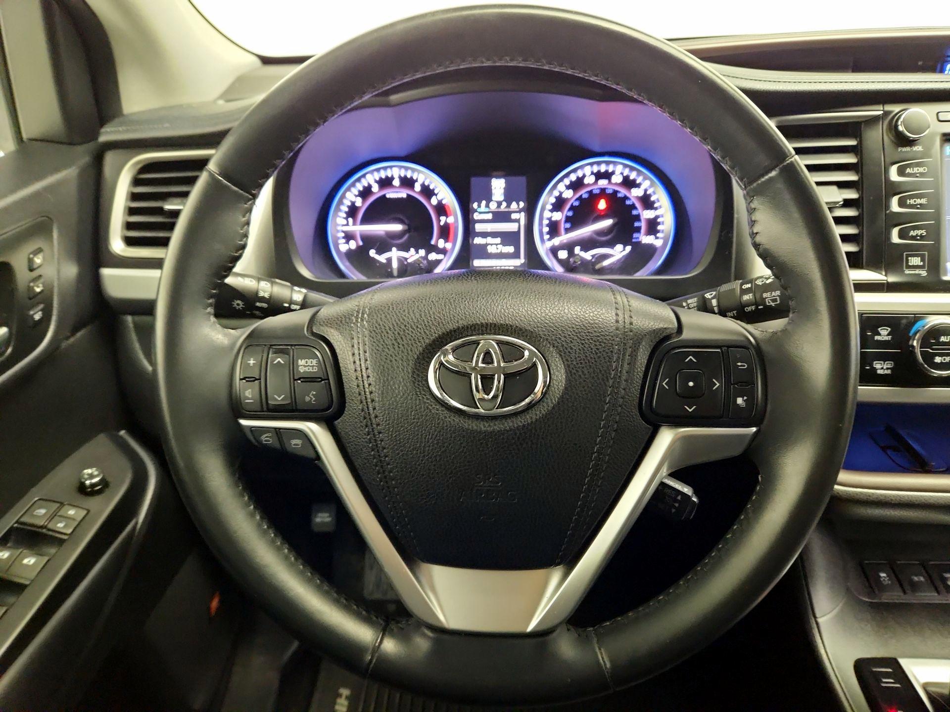 Thumbnail: 2016 Toyota Highlander - 10