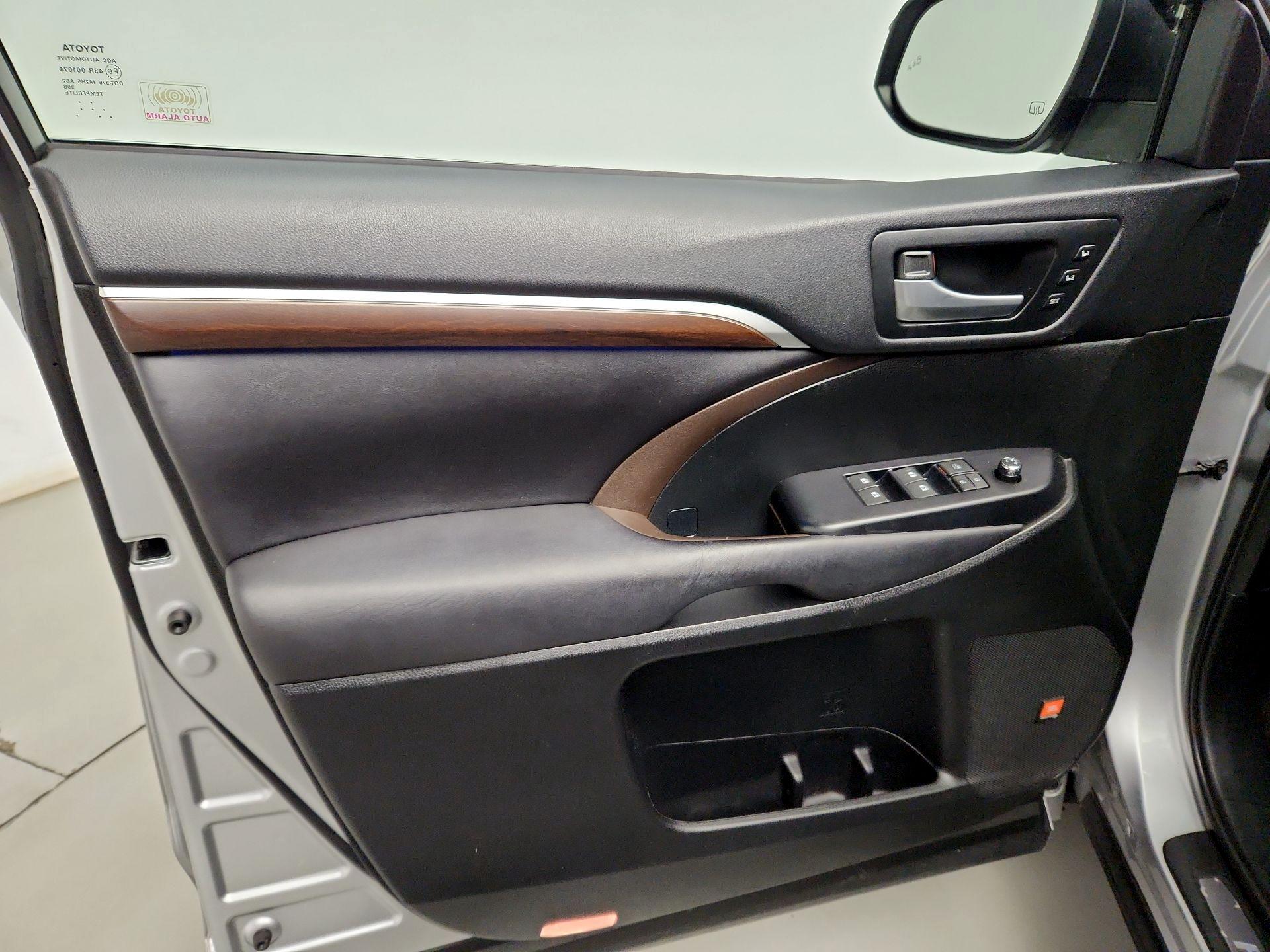 Thumbnail: 2016 Toyota Highlander - 12