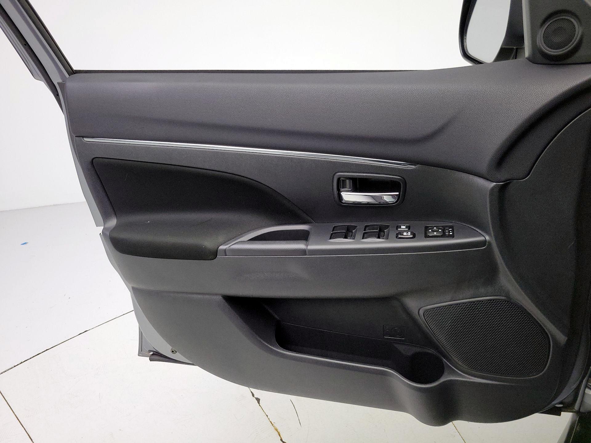 Thumbnail: 2023 Mitsubishi Outlander Sport - 12