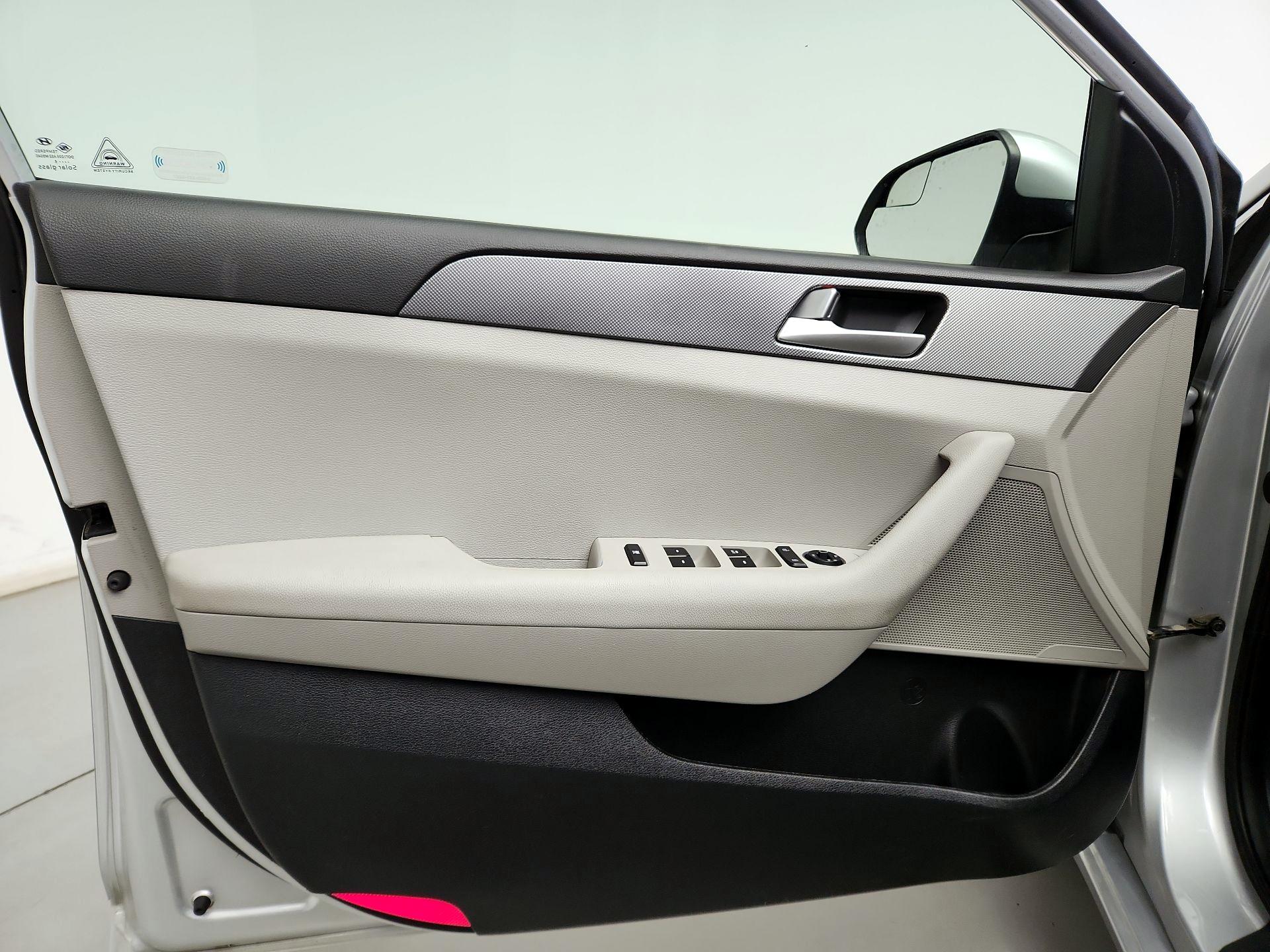 Thumbnail: 2016 Hyundai Sonata - 12
