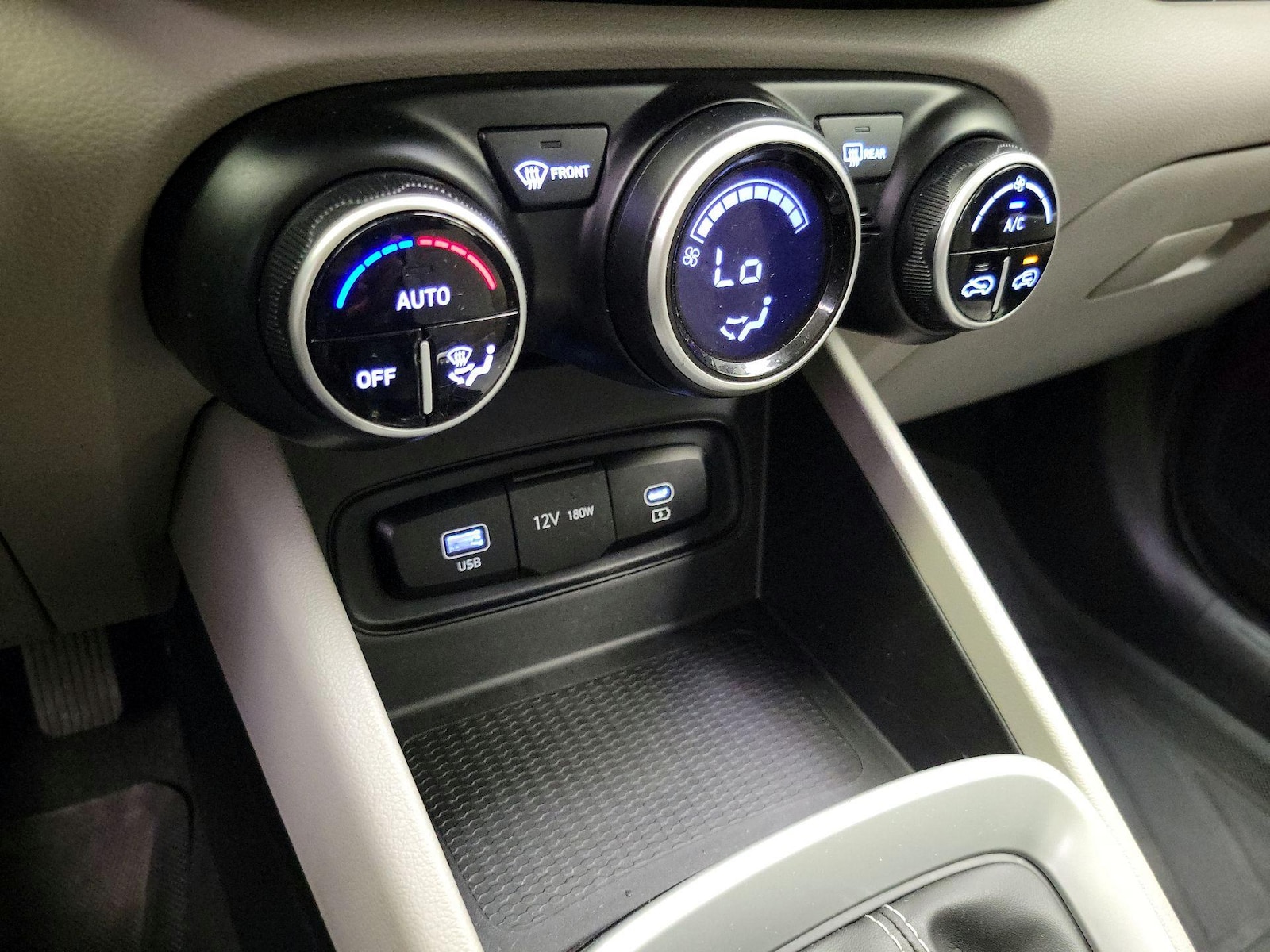 2024 Hyundai Venue SEL - Photo 17