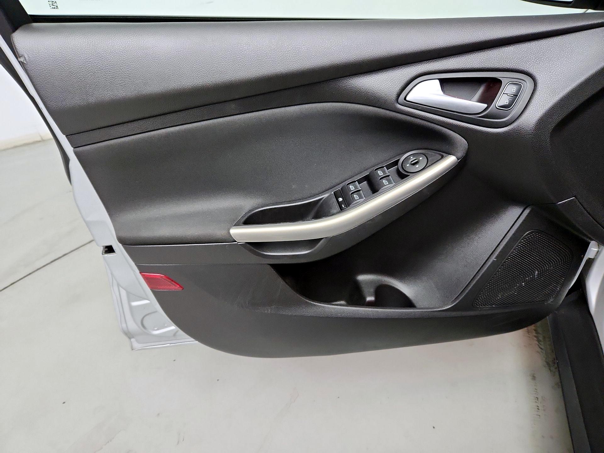 Thumbnail: 2015 Ford Focus - 12