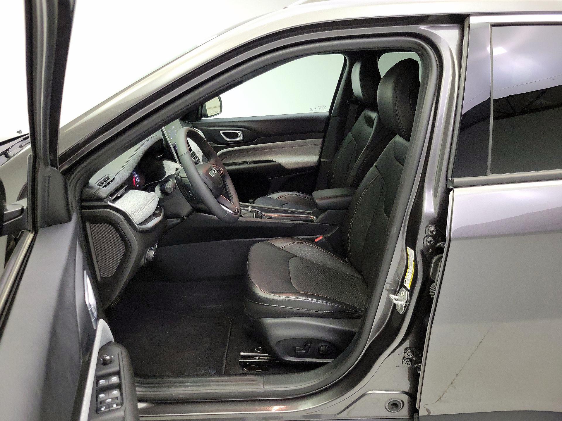 Thumbnail: 2023 Jeep Compass - 11