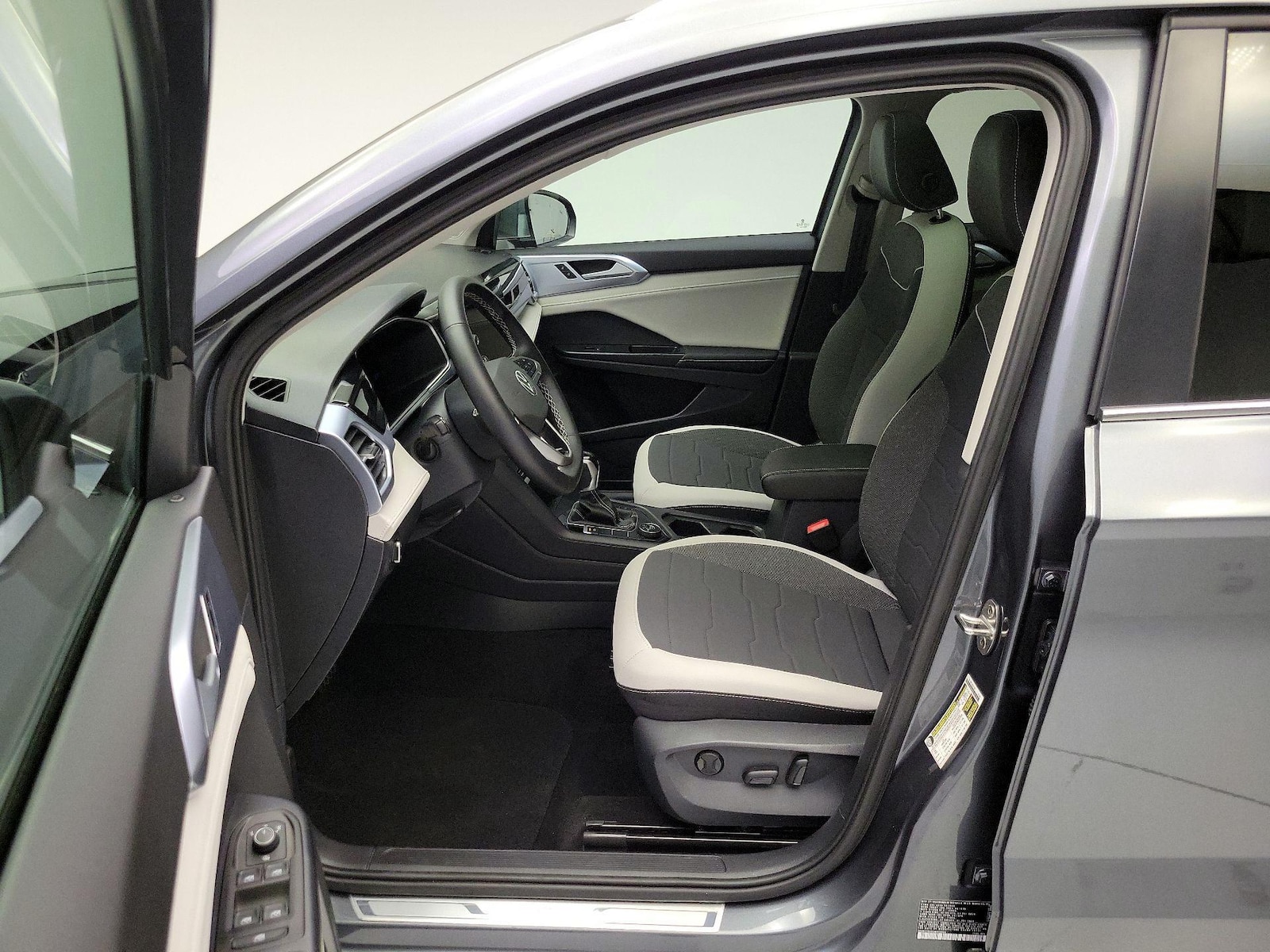 2025 Volkswagen Taos SE - Photo 10