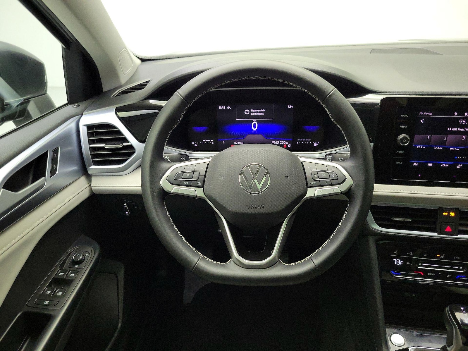 2025 Volkswagen Taos SE - Photo 9