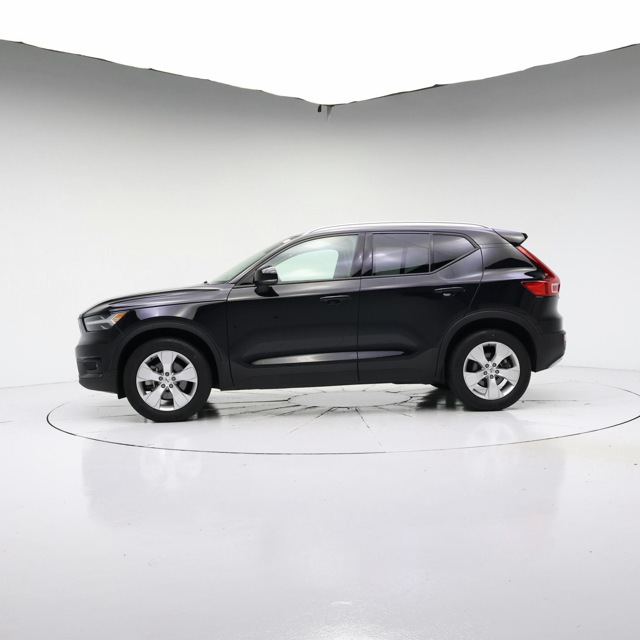 Thumbnail: 2022 Volvo XC40 - 3