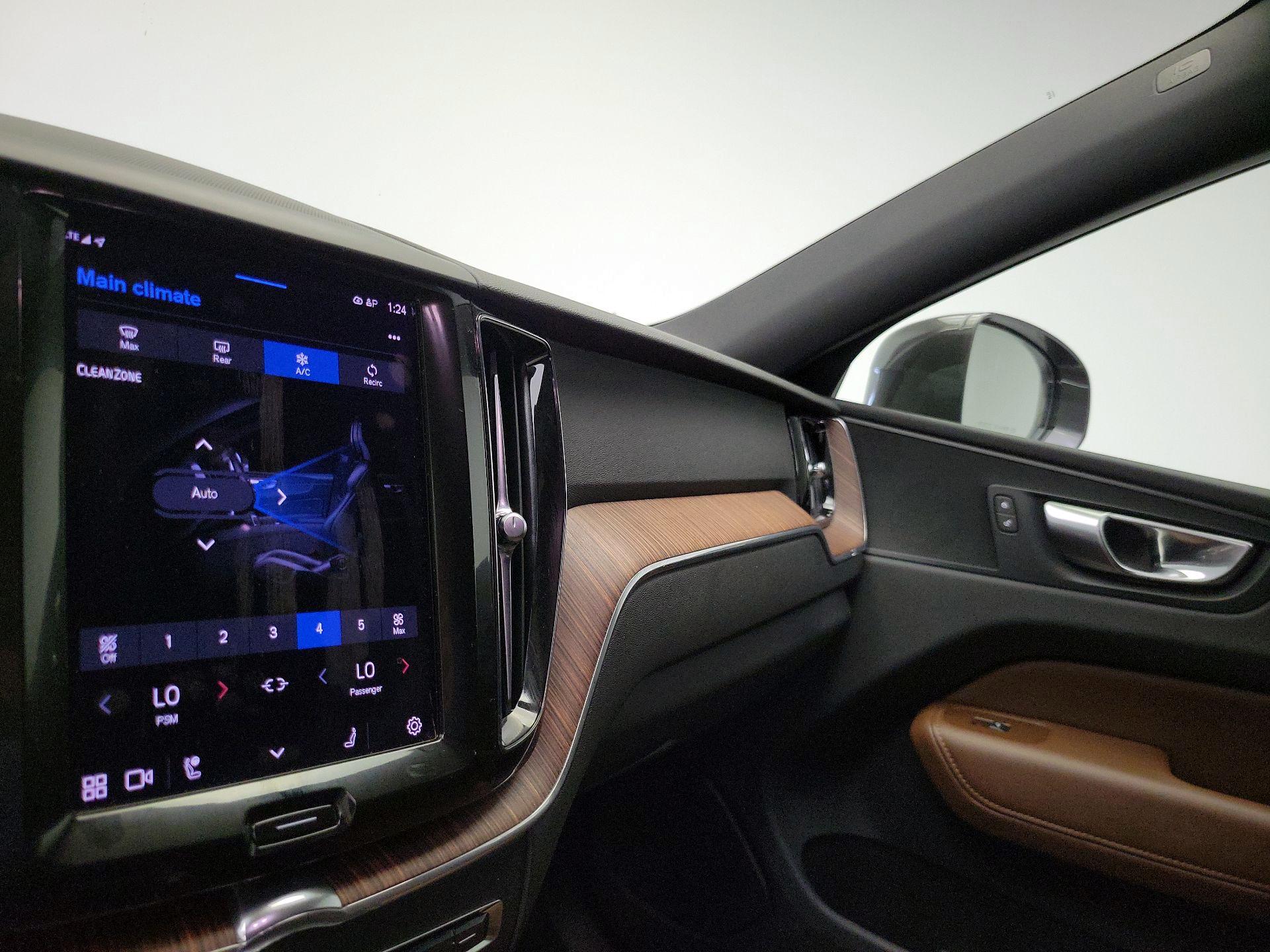 Thumbnail: 2023 Volvo XC60 - 17