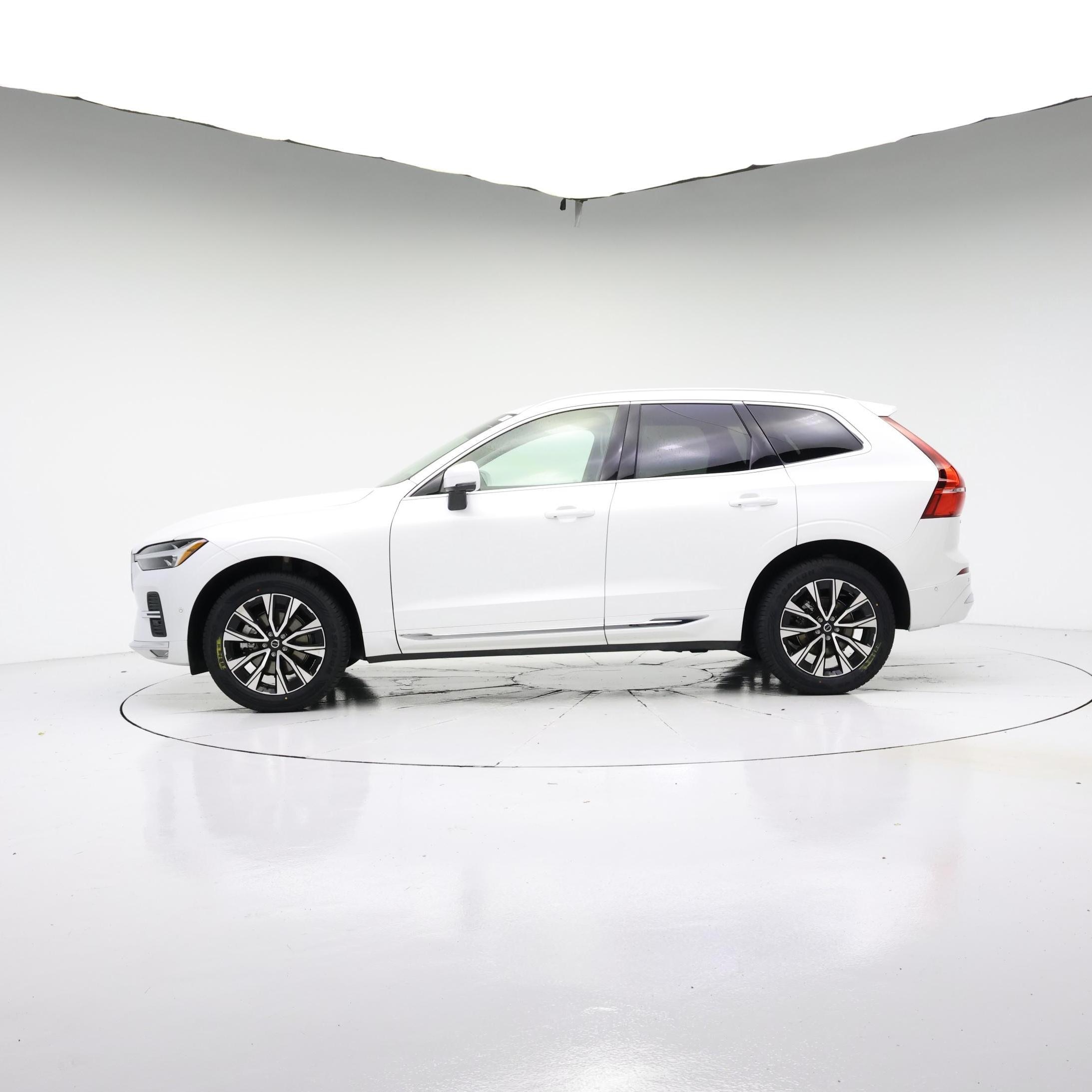 Thumbnail: 2023 Volvo XC60 - 3