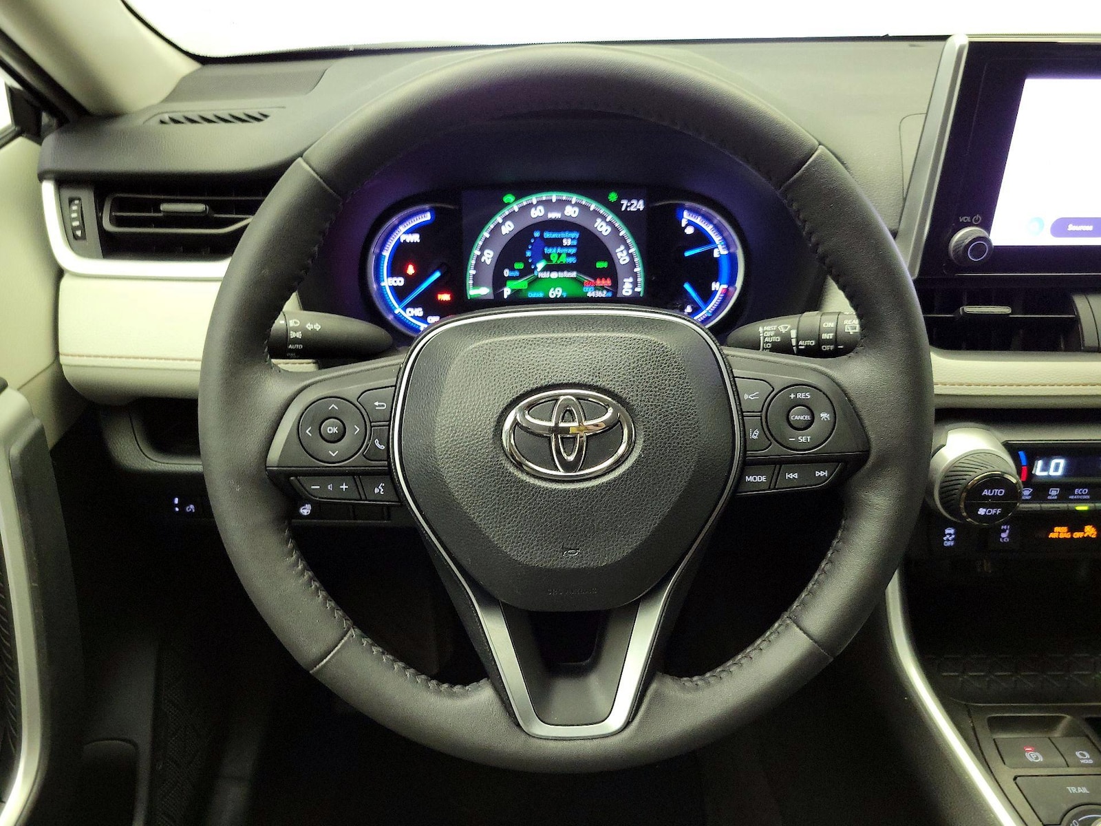 2024 Toyota RAV4 XLE - Photo 11