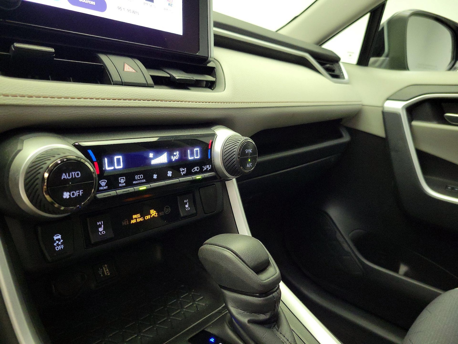 2024 Toyota RAV4 XLE - Photo 17