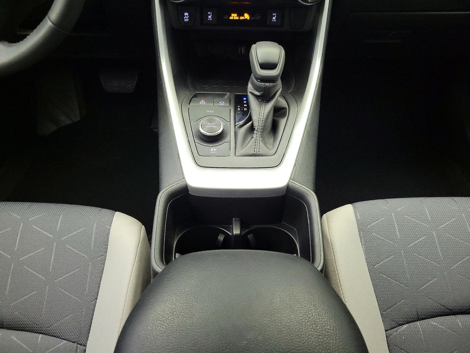 2024 Toyota RAV4 XLE - Photo 18