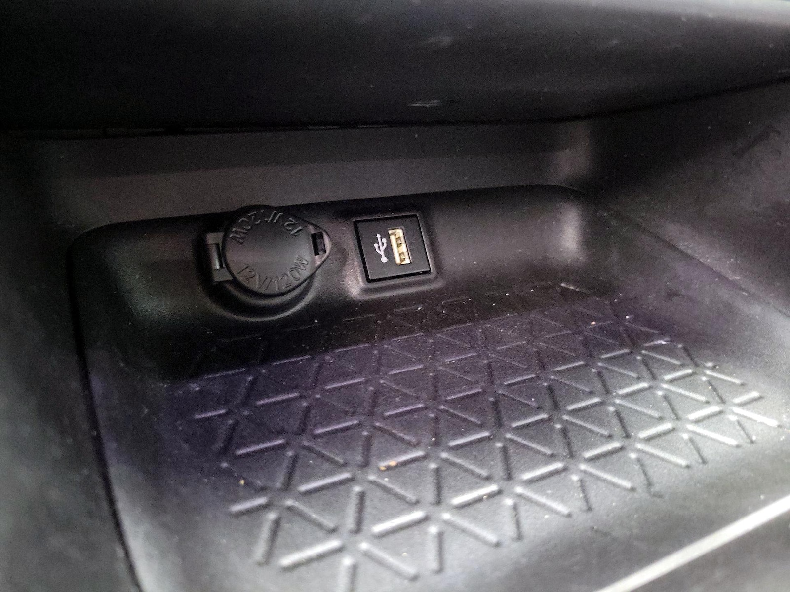 2024 Toyota RAV4 XLE - Photo 19