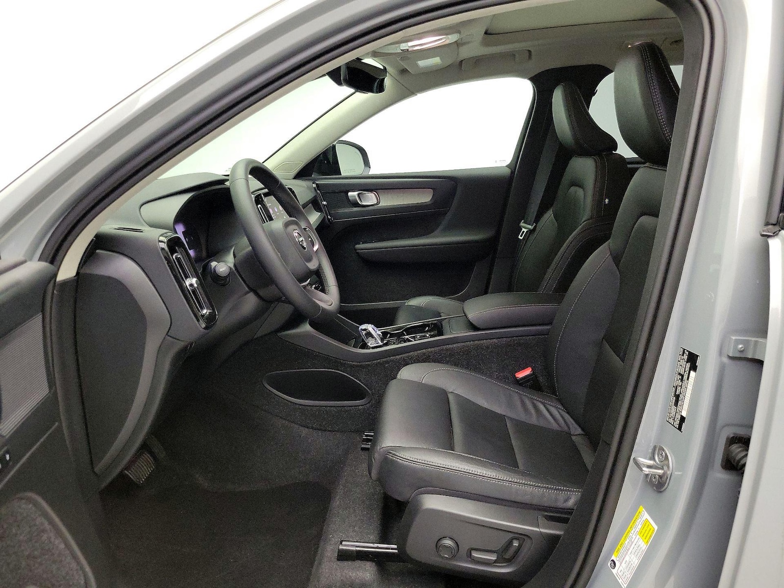 2025 Volvo XC40 Plus - Photo 12