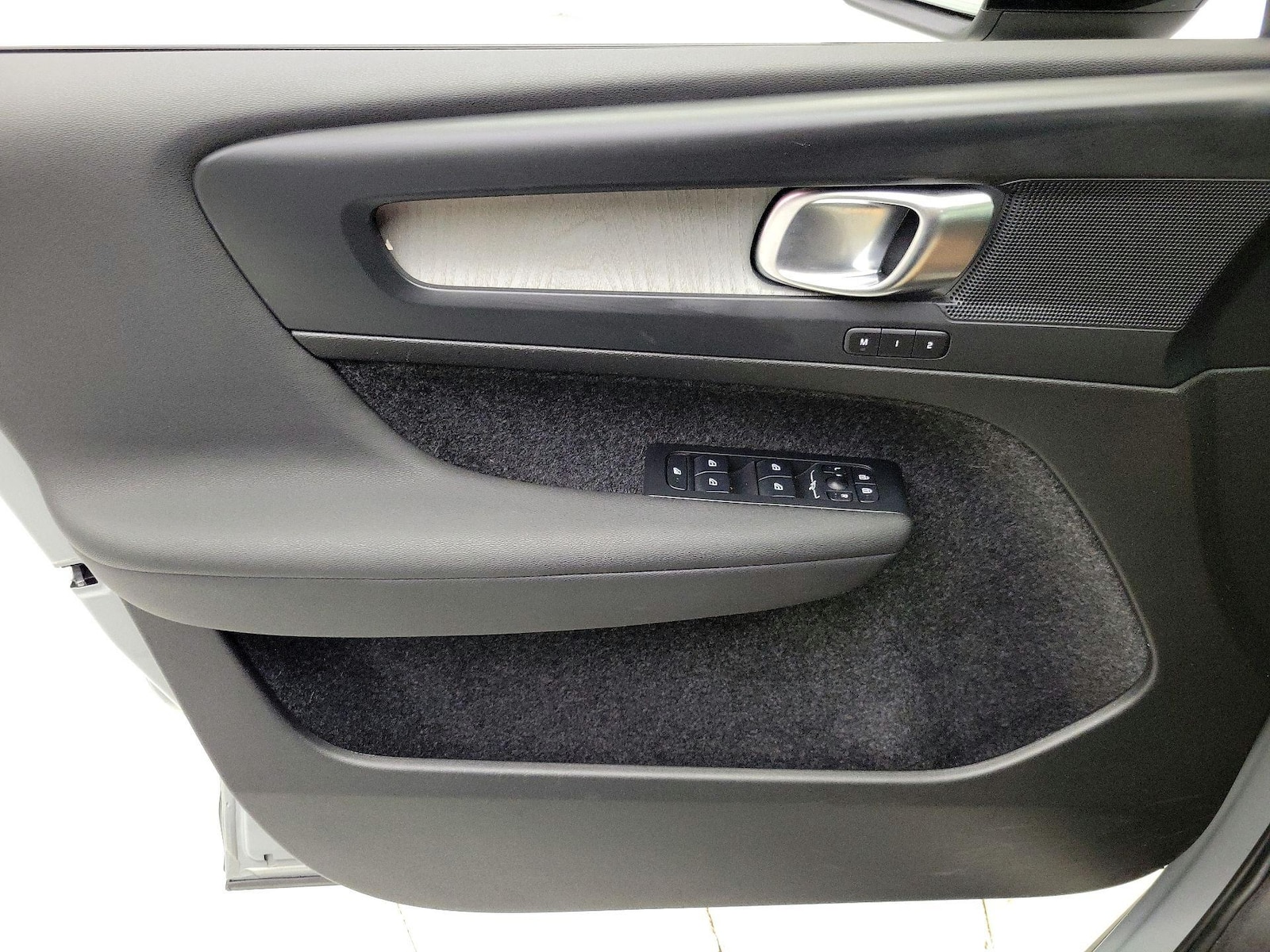 2025 Volvo XC40 Plus - Photo 13