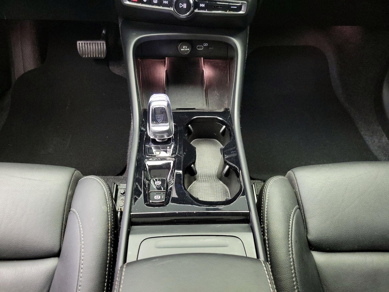 2025 Volvo XC40 Plus - Photo 17