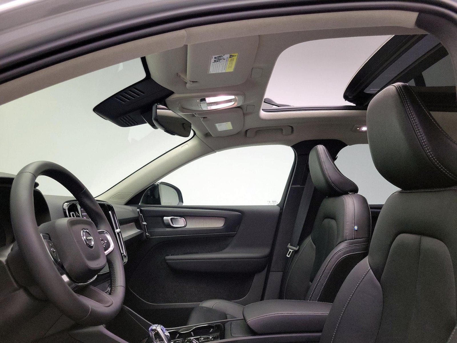 2025 Volvo XC40 Plus - Photo 19